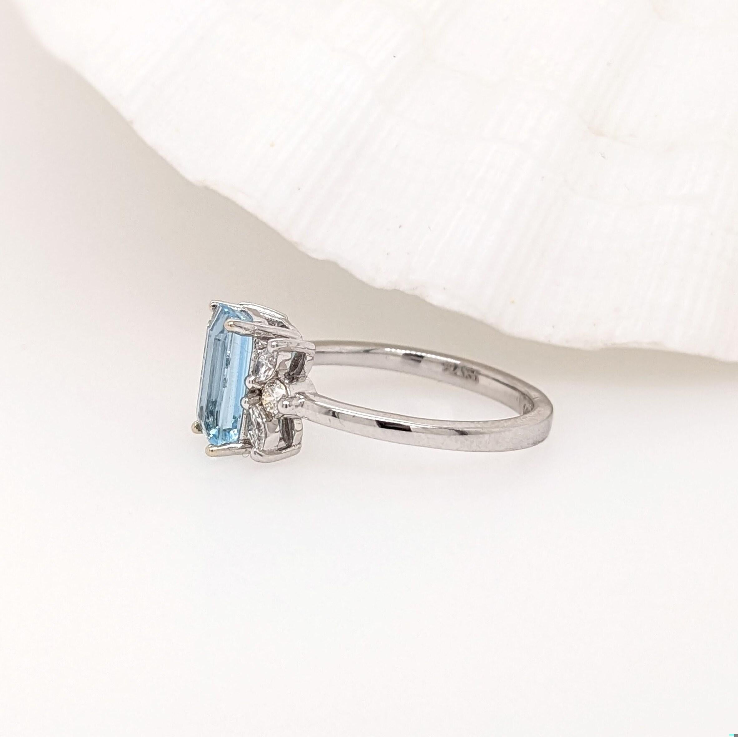 Lovely Aquamarine Ring in Solid 14K White Gold with a Halo of Natural Diamonds In New Condition For Sale In Columbus, OH