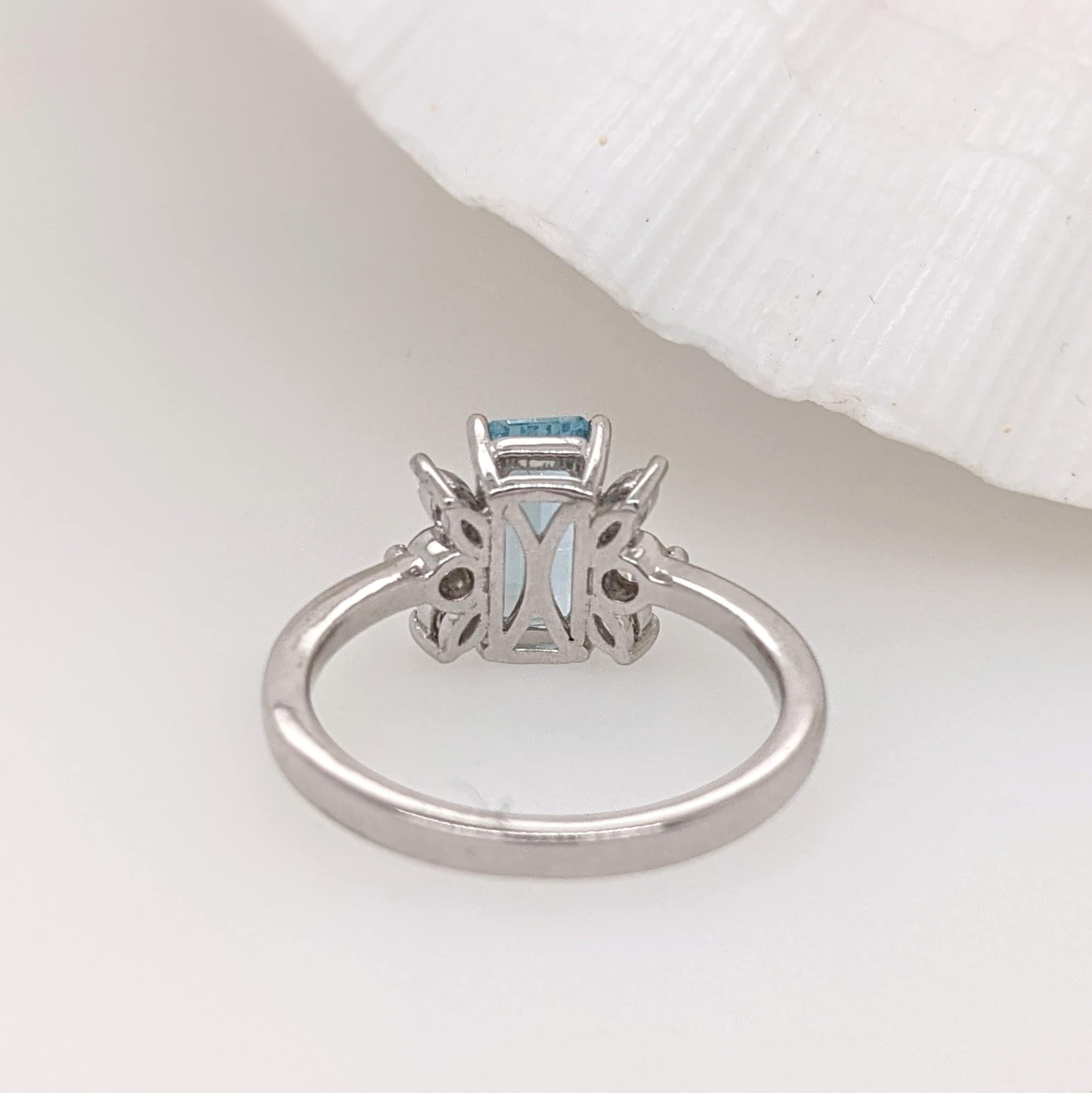 Schöner Aquamarin-Ring aus massivem 14K Weißgold mit einem Halo aus natürlichen Diamanten Damen im Angebot