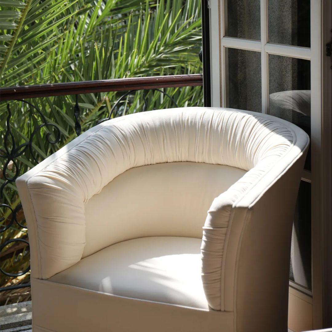 Appoggiati allo schienale e lasciati sostenere dai braccioli in morbido tessuto della sedia Lovely. Le sue curve si dispiegano dolcemente come un giglio in fiore, in contrasto con la sua base quadrata alla moda.

Come mostrato
Tappezzeria: Lux