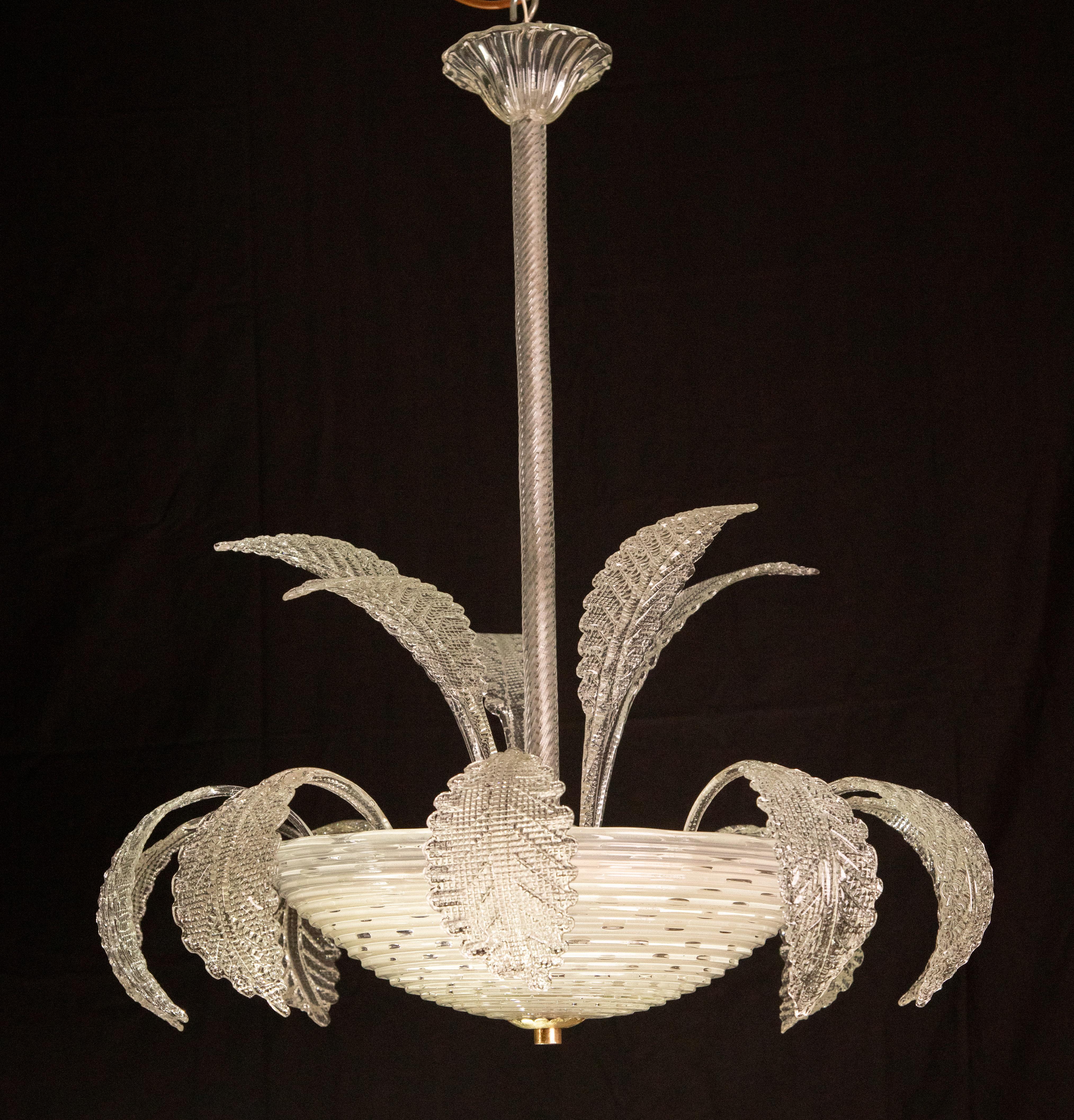 Genuine murano glass chandelier. Handmade in Murano by Barovier e Toso.
Period: 1940s
Condition: perfect condition and fully working. 
The chandelier is sold with two replacement leaves, one high and one low.
Possible to replace the lampholders