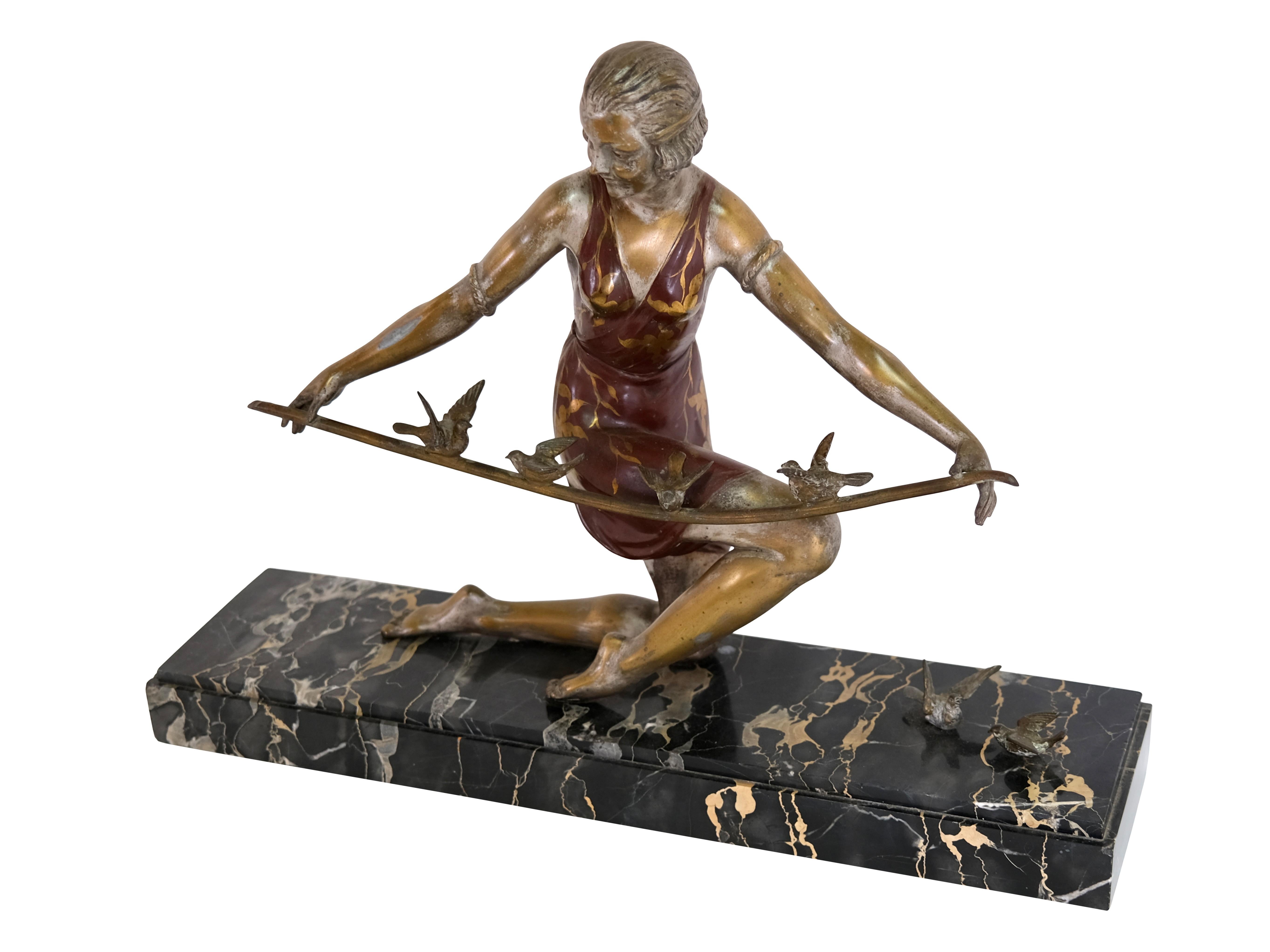 Sculpture
Fille avec moineaux

Bronze patiné
Socle en marbre Portor

Original Art Déco, France années 1930

Largeur : 60 cm
Hauteur : 46 cm
Profondeur : 15 cm