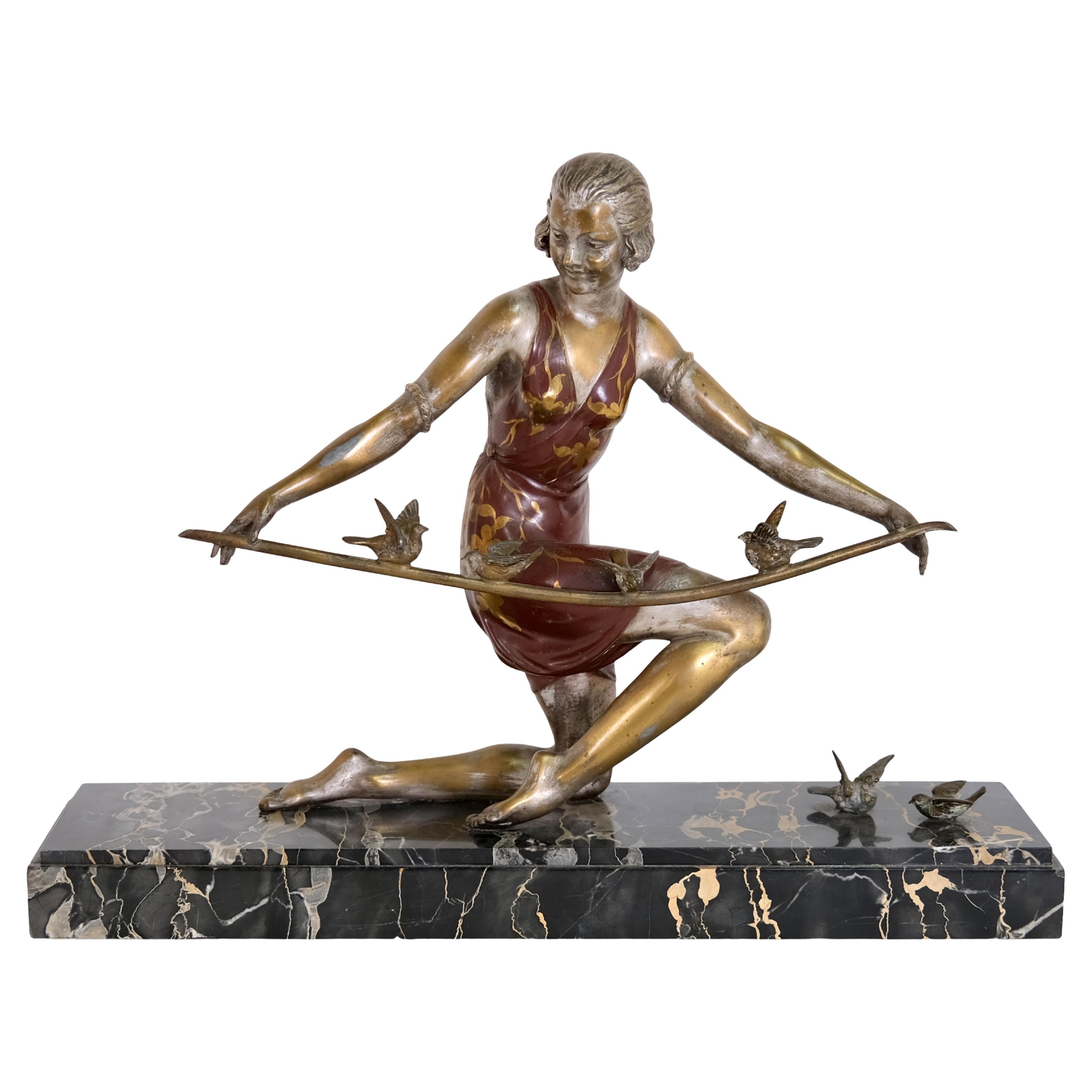 Preciosa Escultura Art Decó de Bronce de una Niña con Gorriones sobre una Base de Mármol Portor