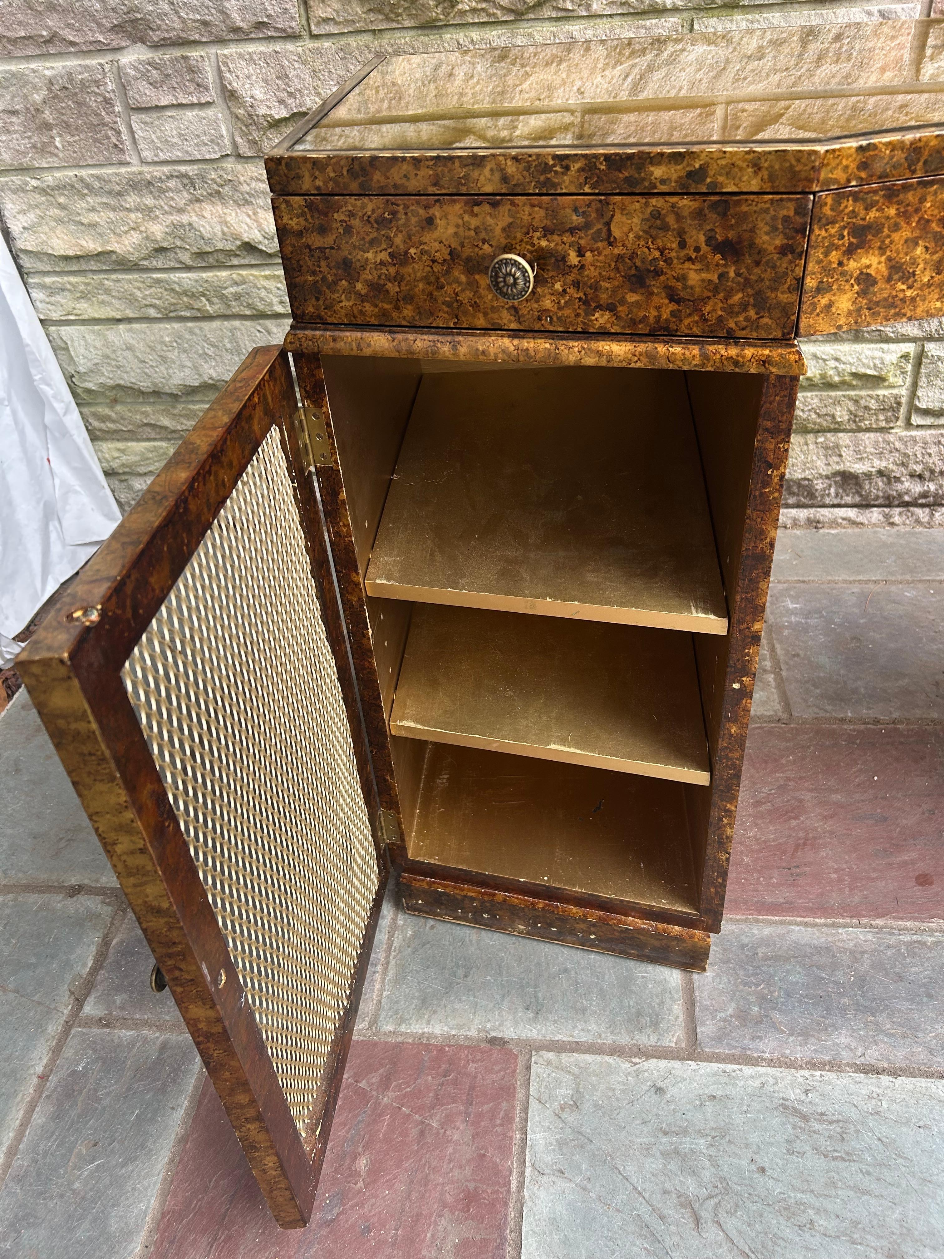 Ravissante table de toilette et tabouret en fausse écaille de tortue art déco laiton mi-siècle en vente 4