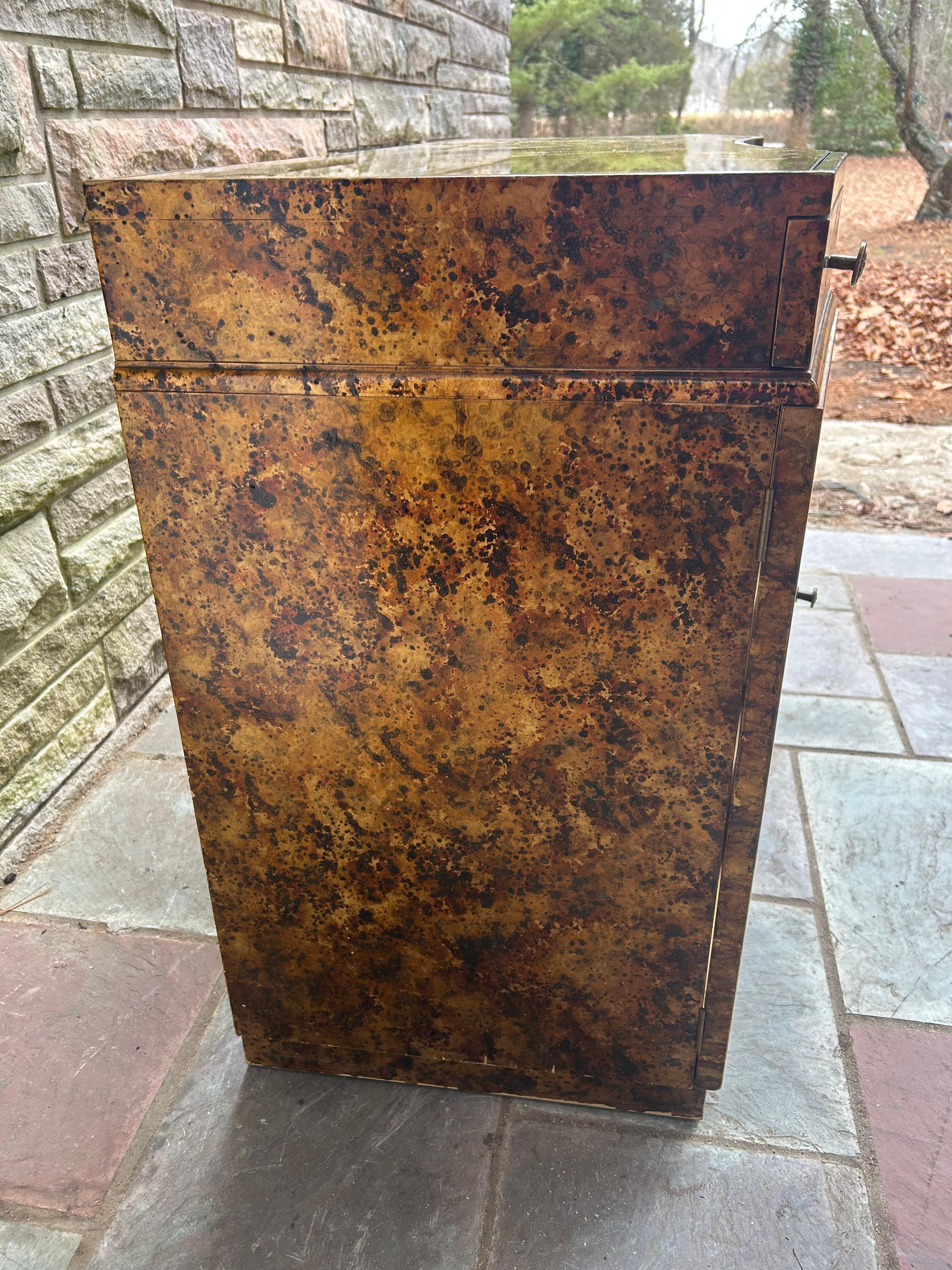 Ravissante table de toilette et tabouret en fausse écaille de tortue art déco laiton mi-siècle en vente 5