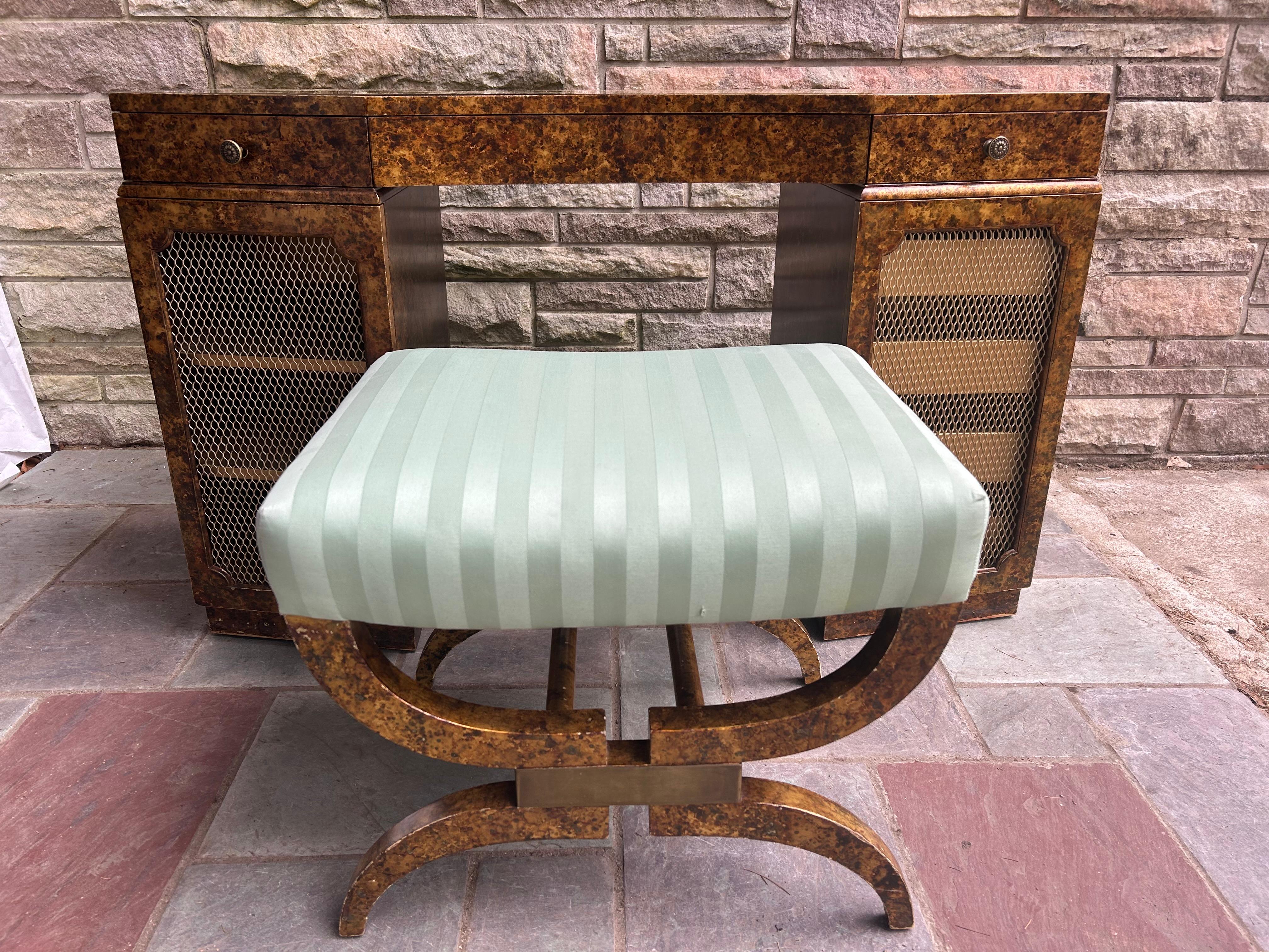 Ravissante table de toilette et tabouret en fausse écaille de tortue art déco laiton mi-siècle en vente 9