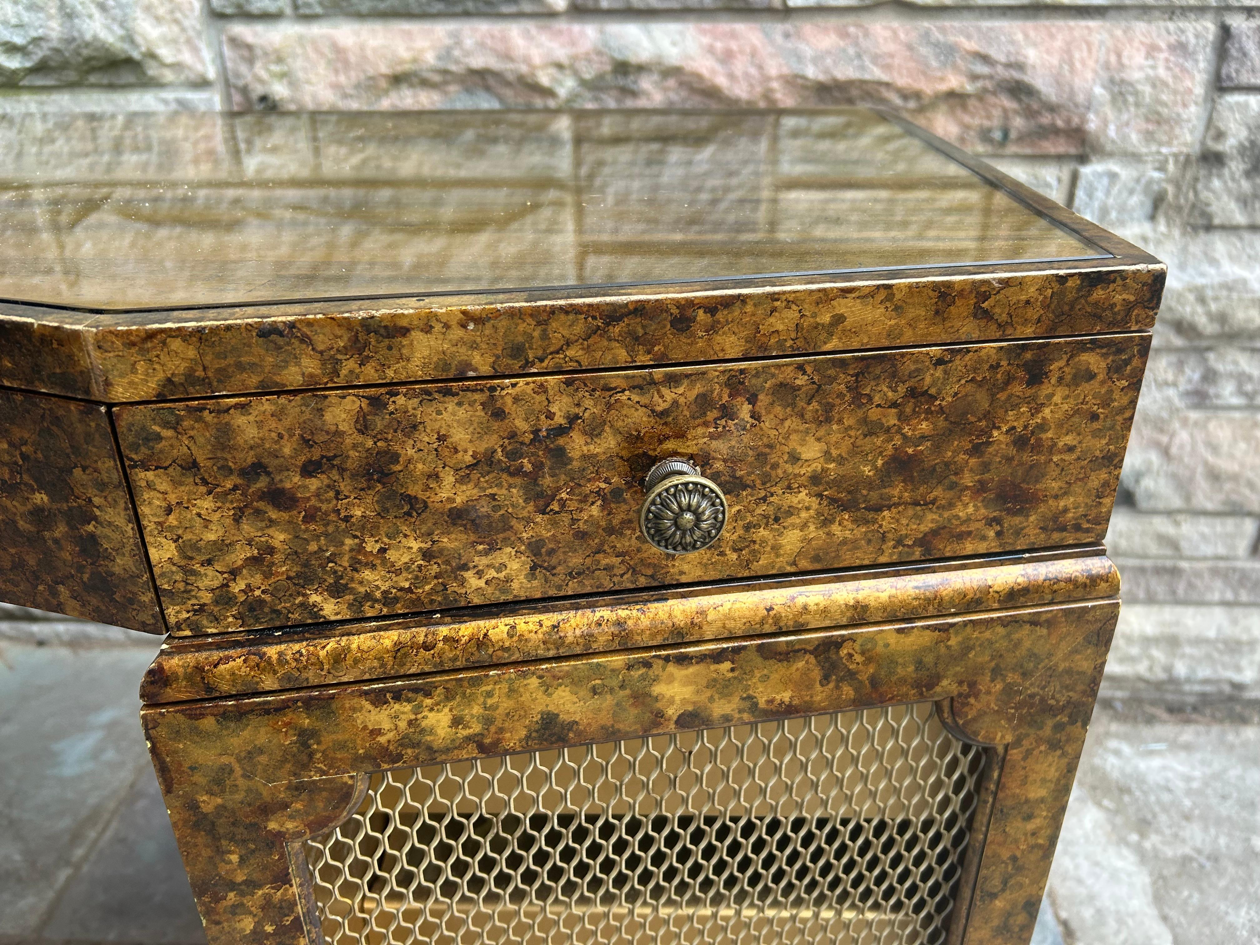 Américain Ravissante table de toilette et tabouret en fausse écaille de tortue art déco laiton mi-siècle en vente