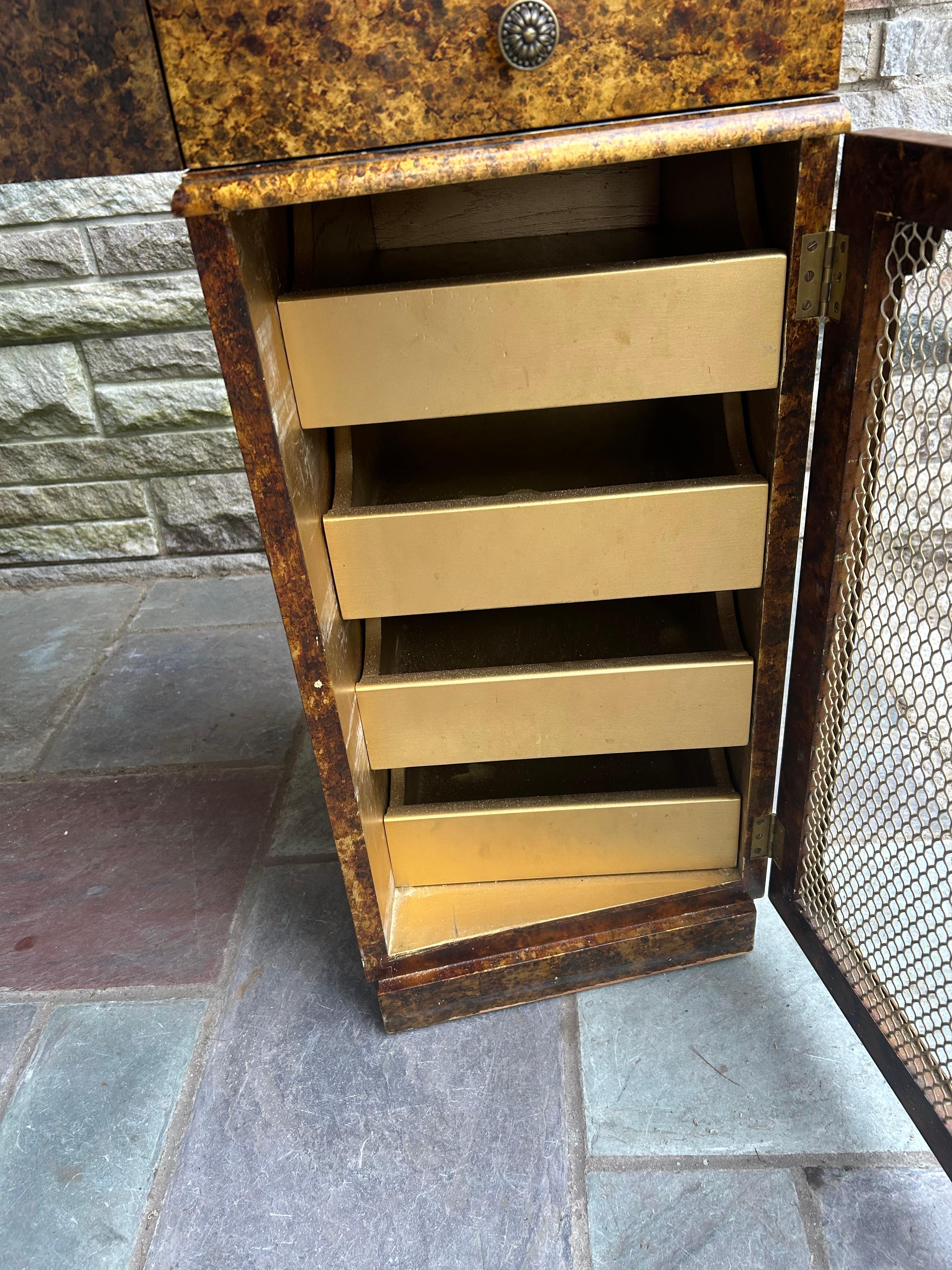 Ravissante table de toilette et tabouret en fausse écaille de tortue art déco laiton mi-siècle Bon état - En vente à Pemberton, NJ