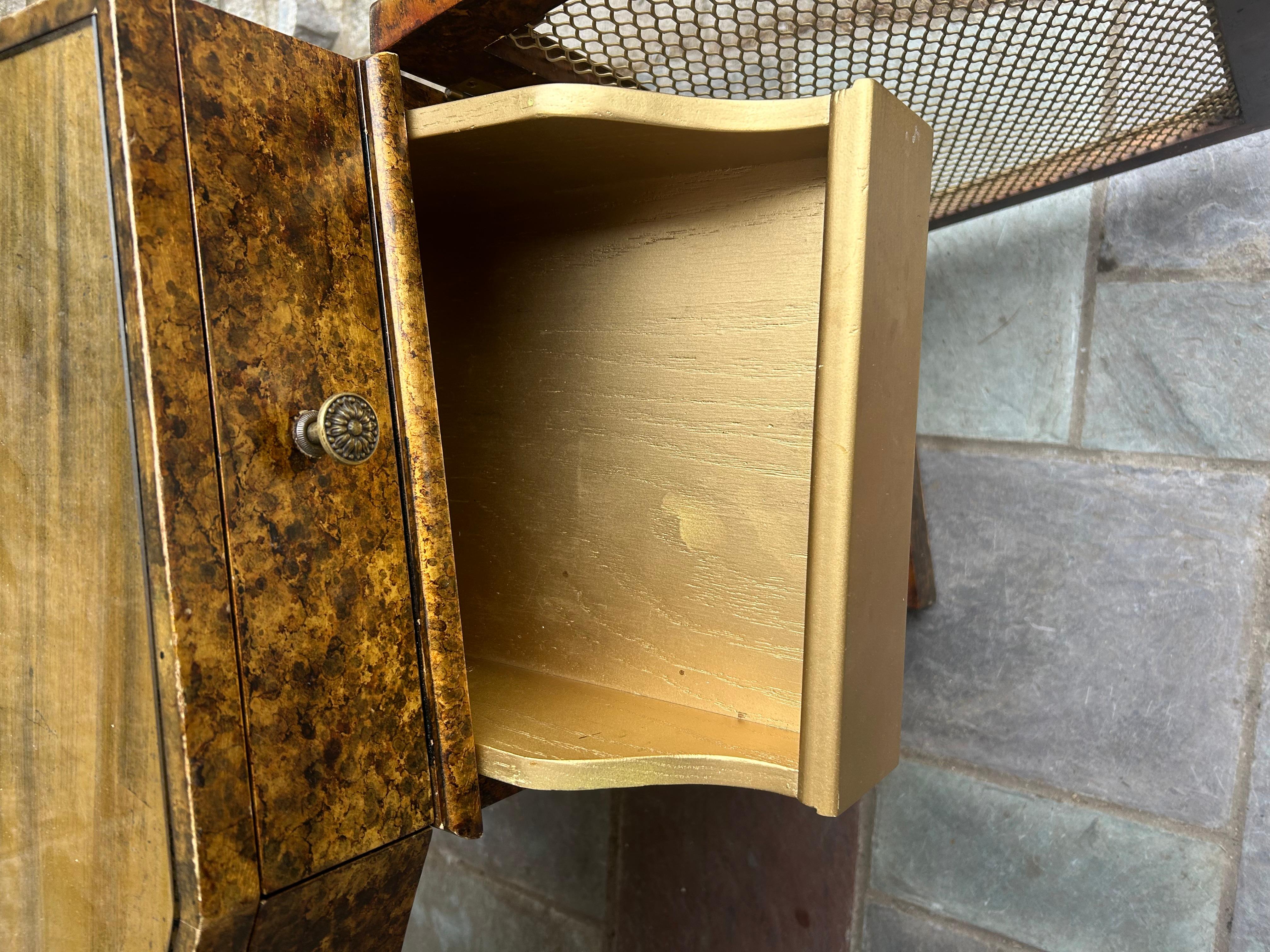 Milieu du XXe siècle Ravissante table de toilette et tabouret en fausse écaille de tortue art déco laiton mi-siècle en vente