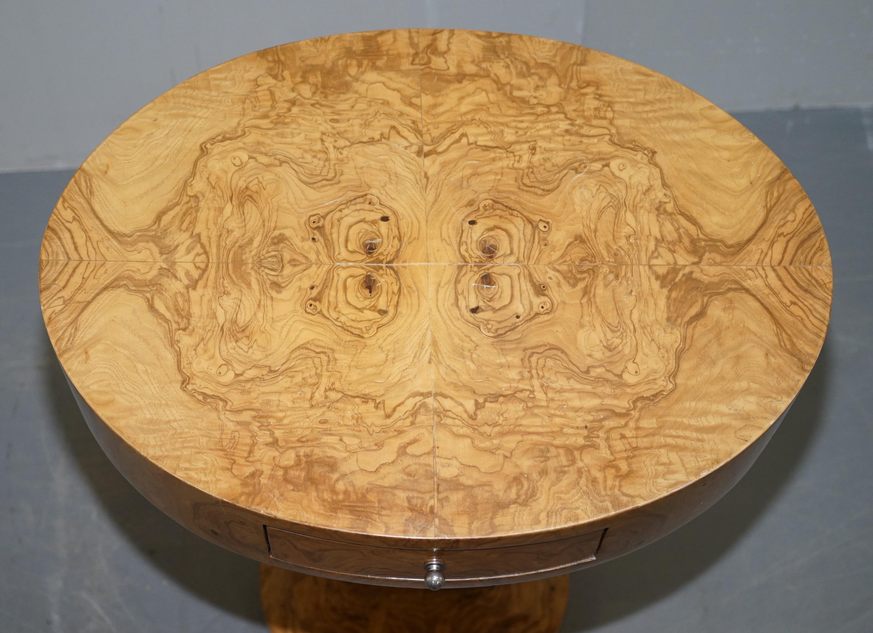 Art déco Charmante table d'appoint en ronce de noyer de style Art Déco avec base en forme de panneau européen en vente