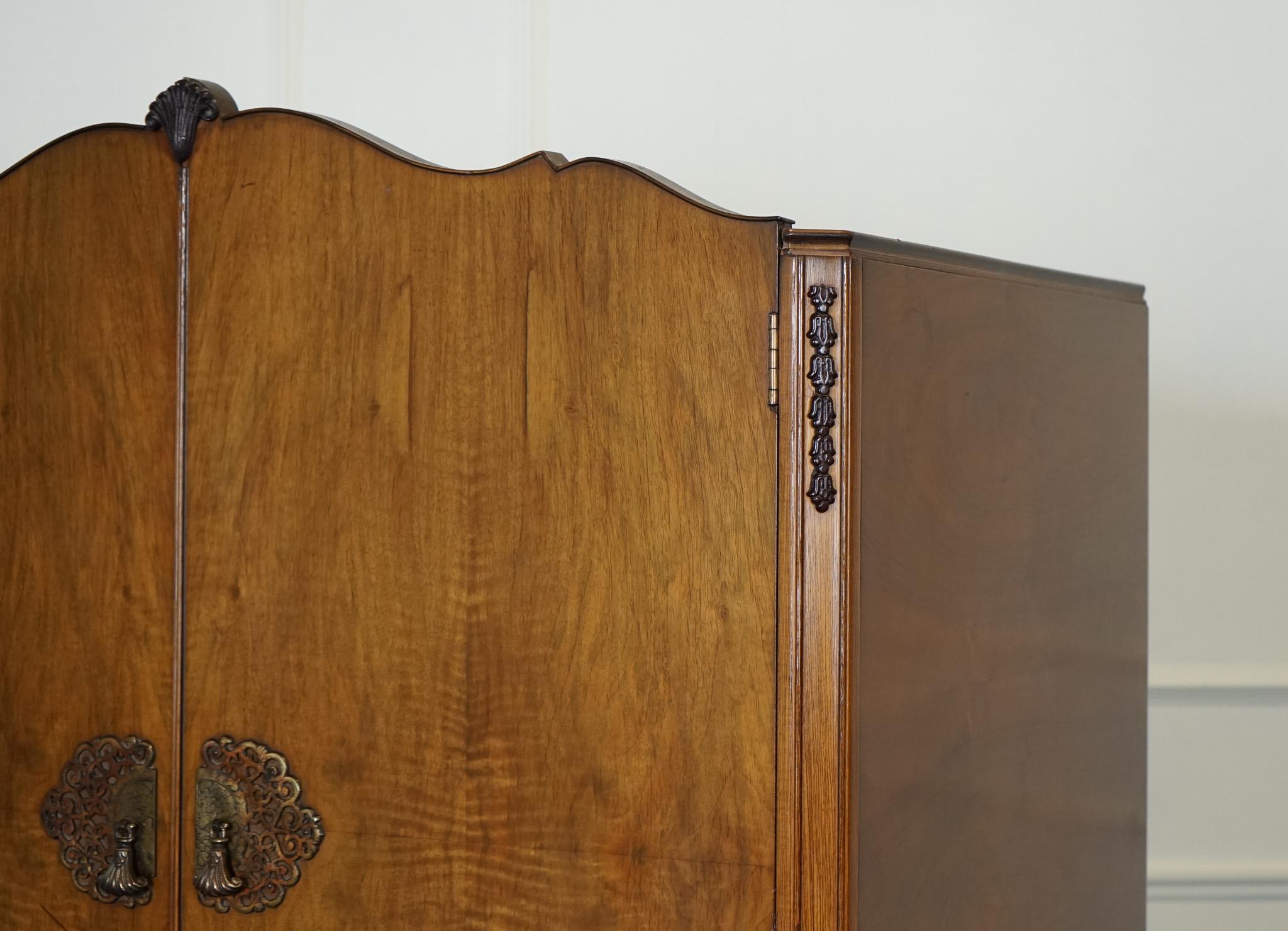 LOVELY ART DECO WALNUT DOUBLE WARDROBE WiTH QUEEN ANNE LEGS J1 In Good Condition In Pulborough, GB