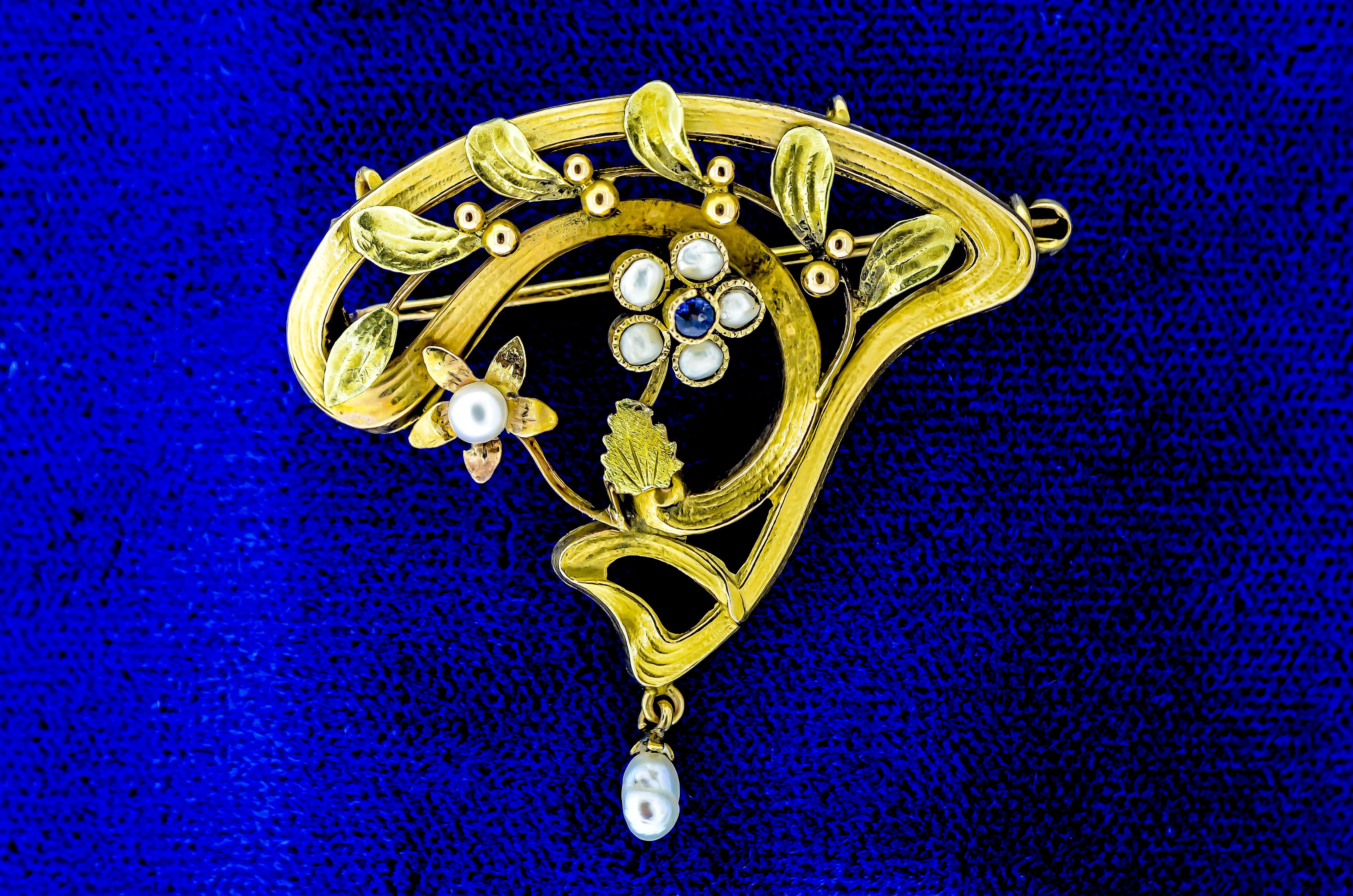 Lovely  Broche française Art Nouveau en or jaune 18 carats, saphirs et perles en vente 1