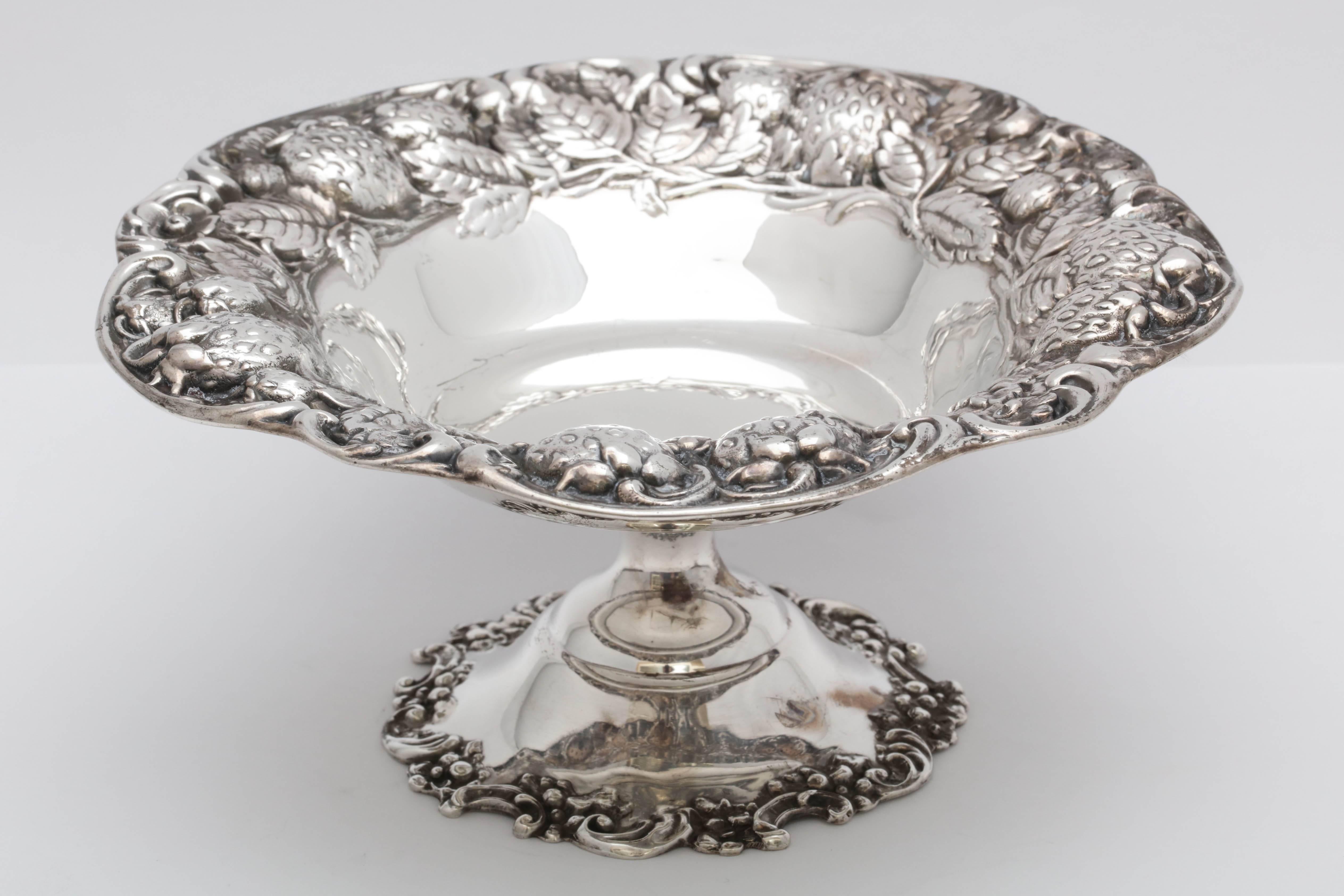 Joli plat à compote de fraises en argent sterling, Art Nouveau, sur socle, Mauser Mfg. Co., New York, vers 1895-1910. Conçu avec des fraises soufflées et des feuilles le long du bord supérieur. Mesure 3 pouces de haut x 6 1/2 pouces de diamètre. Il