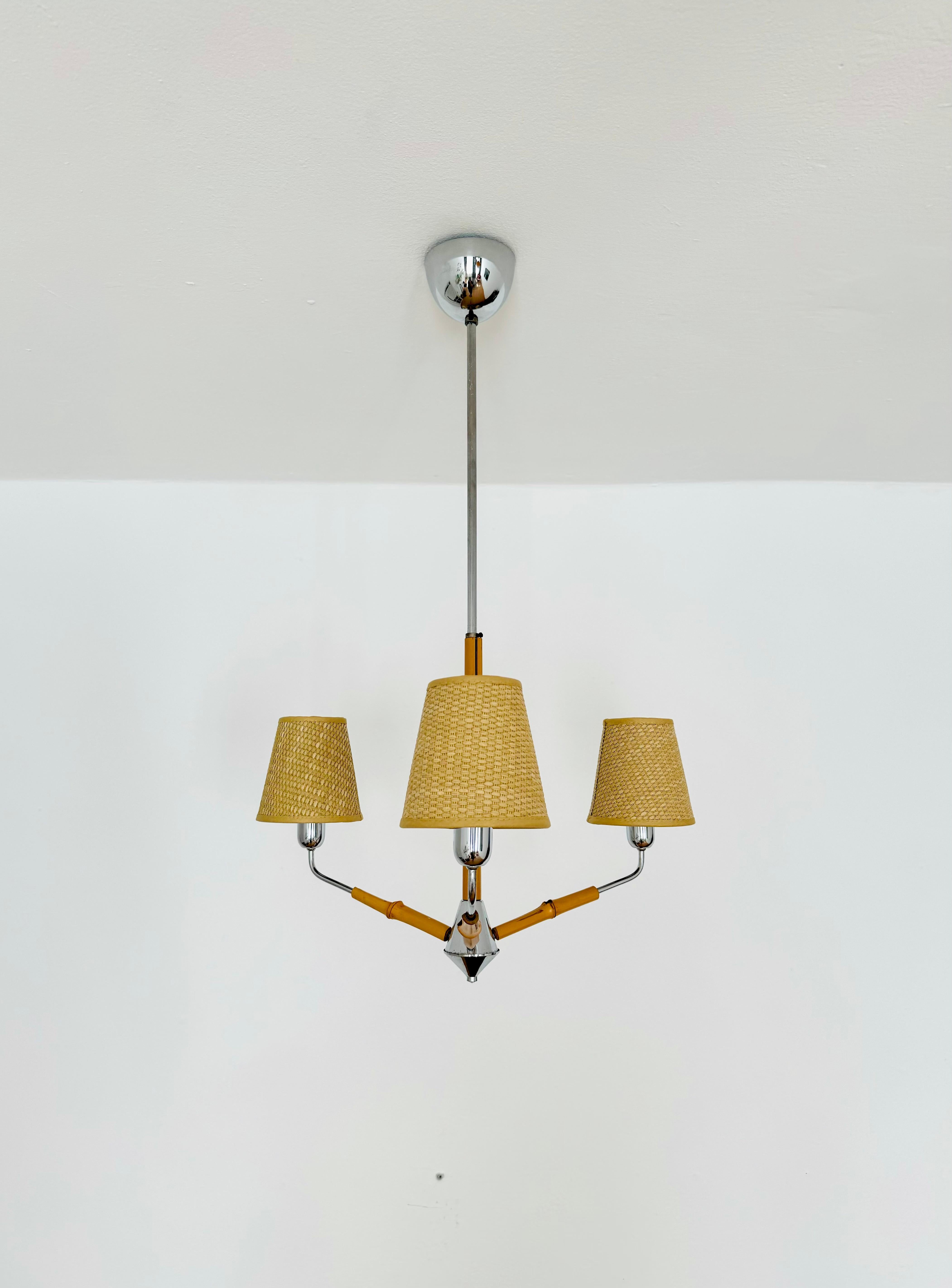 Piccolo lampadario in bambù di eccezionale bellezza degli anni '50.
I dettagli amorevoli sono molto decorativi grazie agli speciali paralumi.
Un design meraviglioso e un arricchimento per ogni casa.
Nella stanza c'è uno spettacolare gioco di