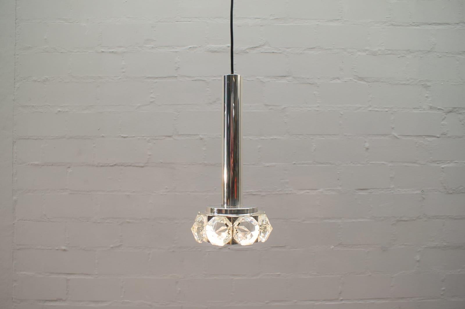 La lampada è dotata di una lampadina E27 a vite Edison. È cablato e funzionante. Funziona sia a 110 che a 230 volt.

Buone condizioni originali d'epoca. Leggera usura dovuta all'uso e all'età.