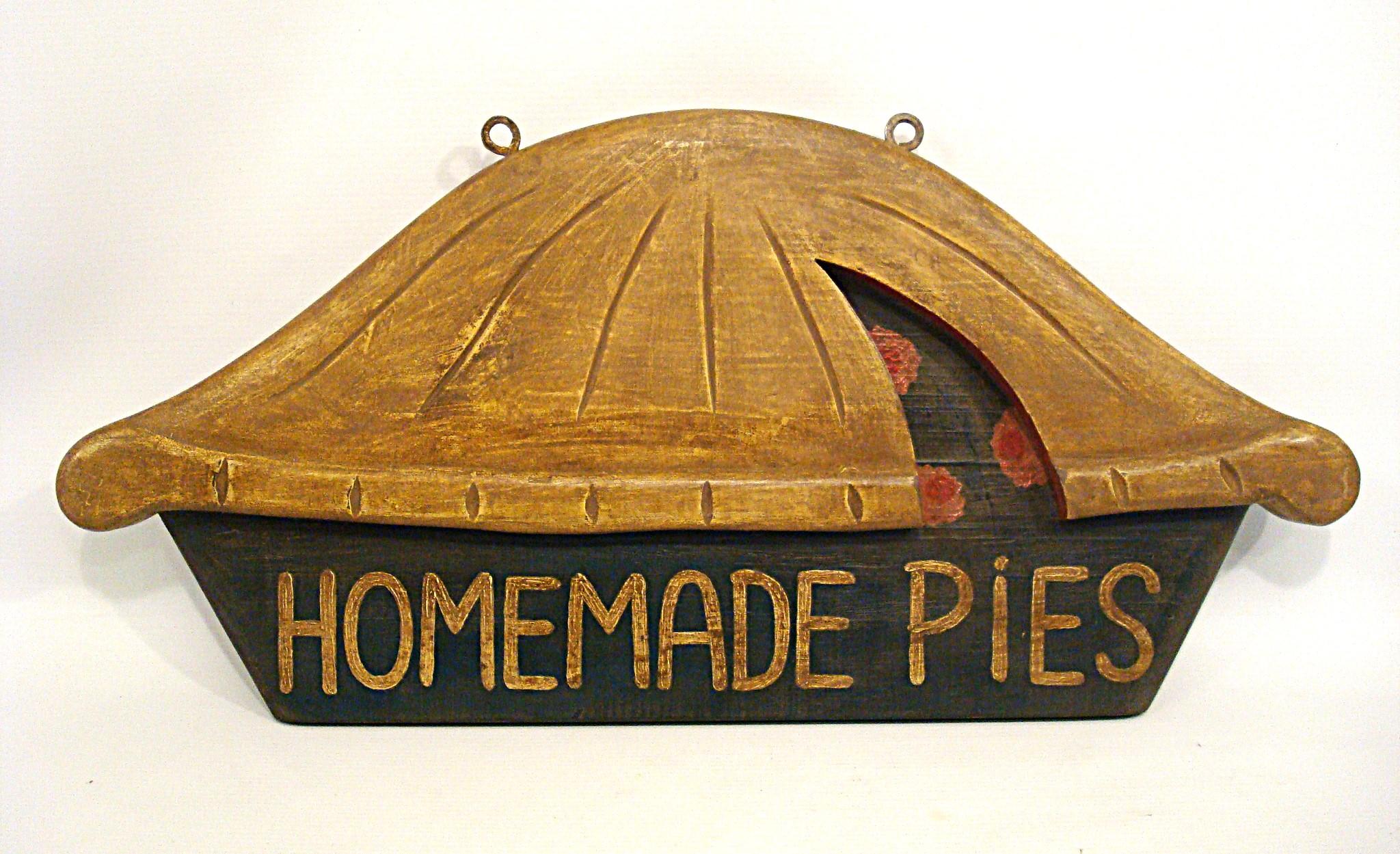 Lovely Bakery Pie Hand geschnitzt Folk Art Sign.
Das Alter ist nicht sicher, es war ein Scheunenfund. Es ist ein handgeschnitztes und bemaltes Schild.
Dieses Schild in Form eines Kuchens ist ein so charmantes Stück, das Wärme und Nostalgie
