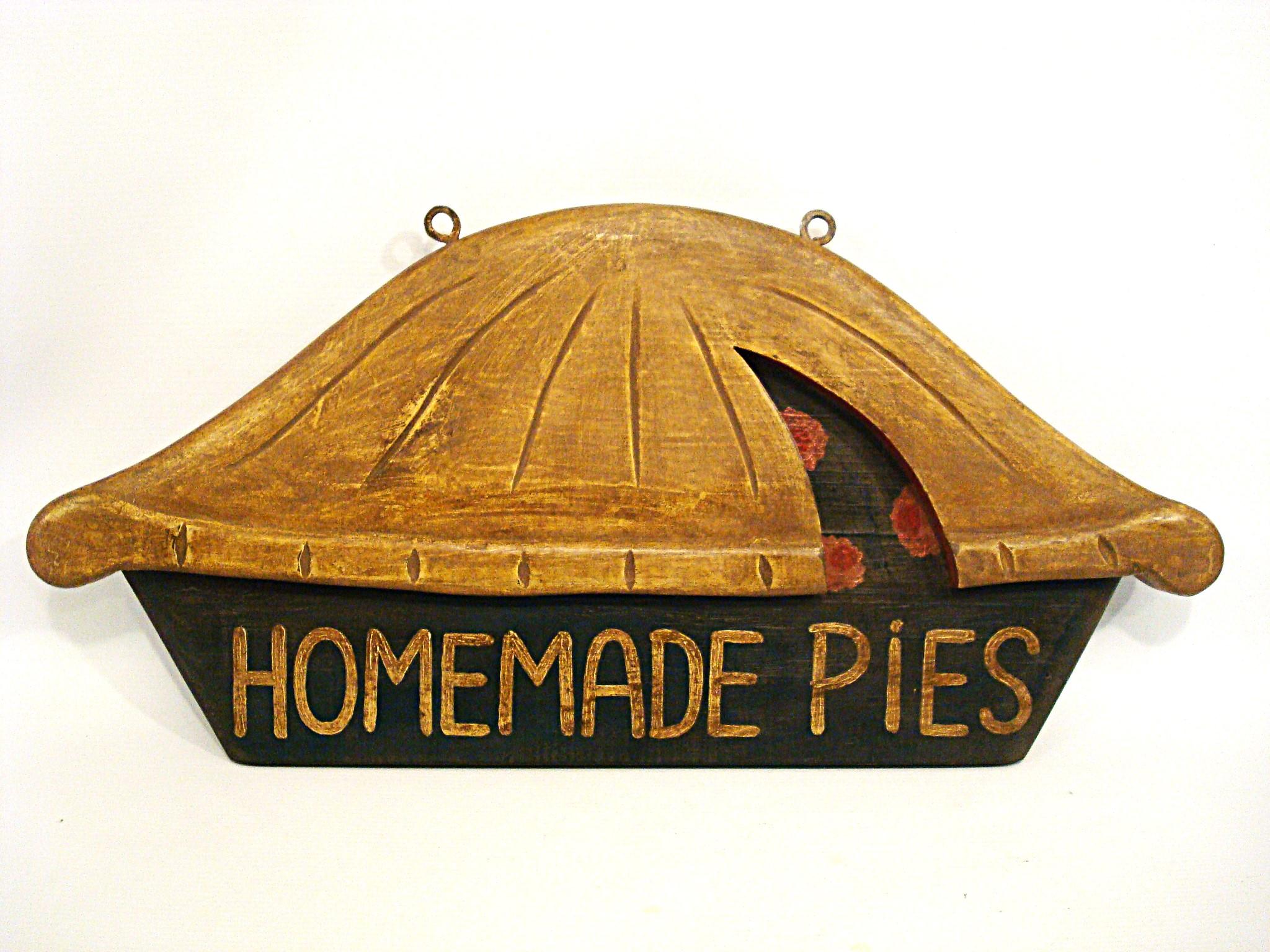 Lovely Bakery Pie Hand geschnitzt Folk Art Zeichen (Holz) im Angebot