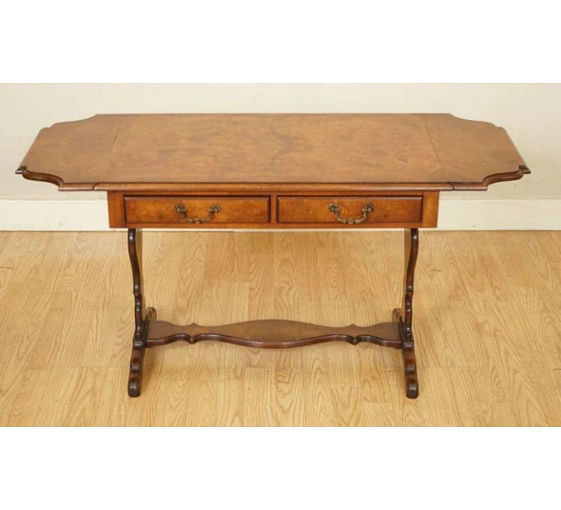 Lovely Bevan and Funnell Burr Walnut Extending Dropleaf Side End Table In Good Condition For Sale In Pulborough, GB