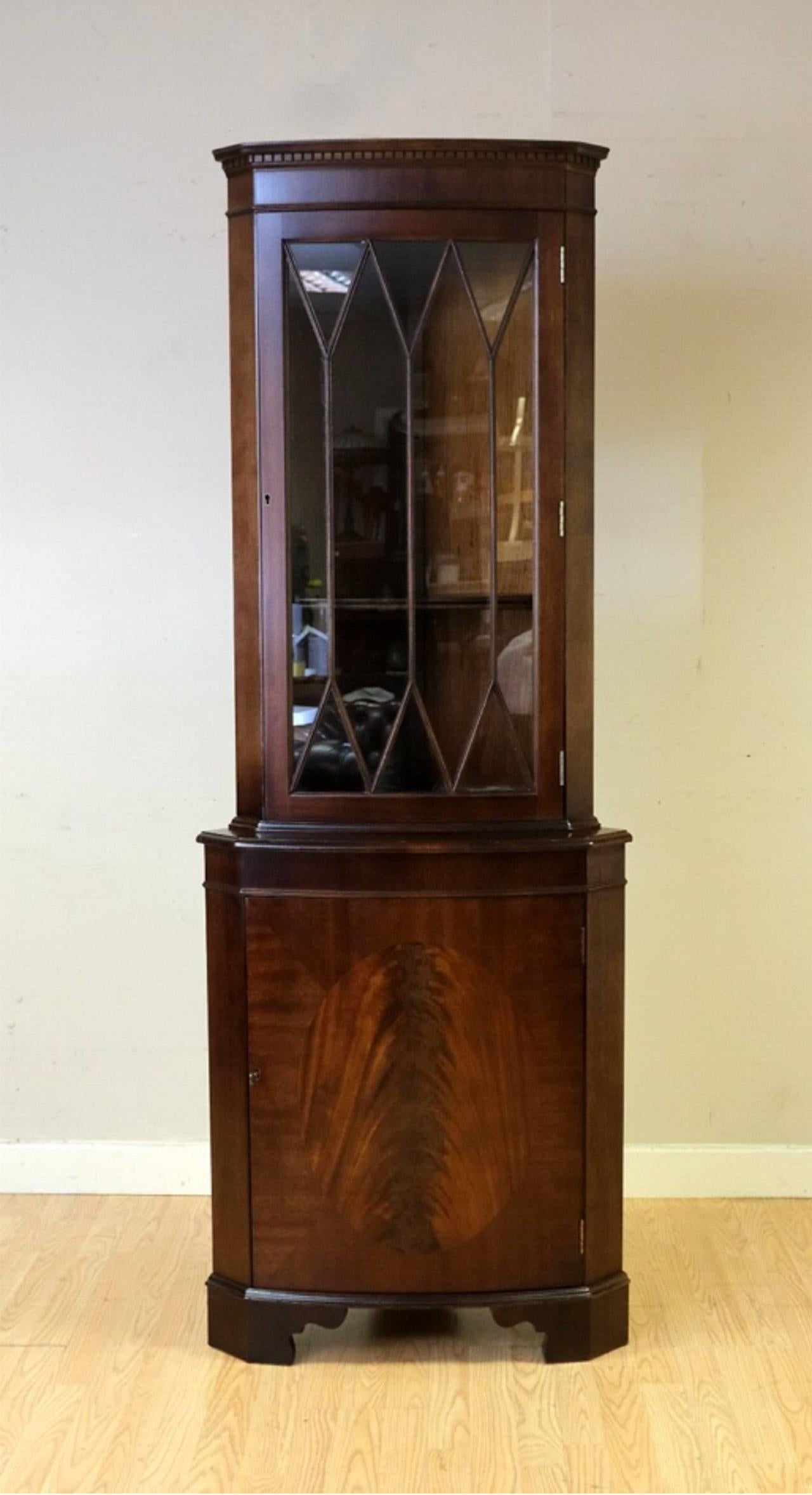 We are delighted to offer for sale this lovely Bevan Funnell Mahogany corner cabinet with glass front door. 

This elegant bow-fronted corner cabinet is ideal for small spaces as it doesn't use much space. The dentil molding on the top cornice