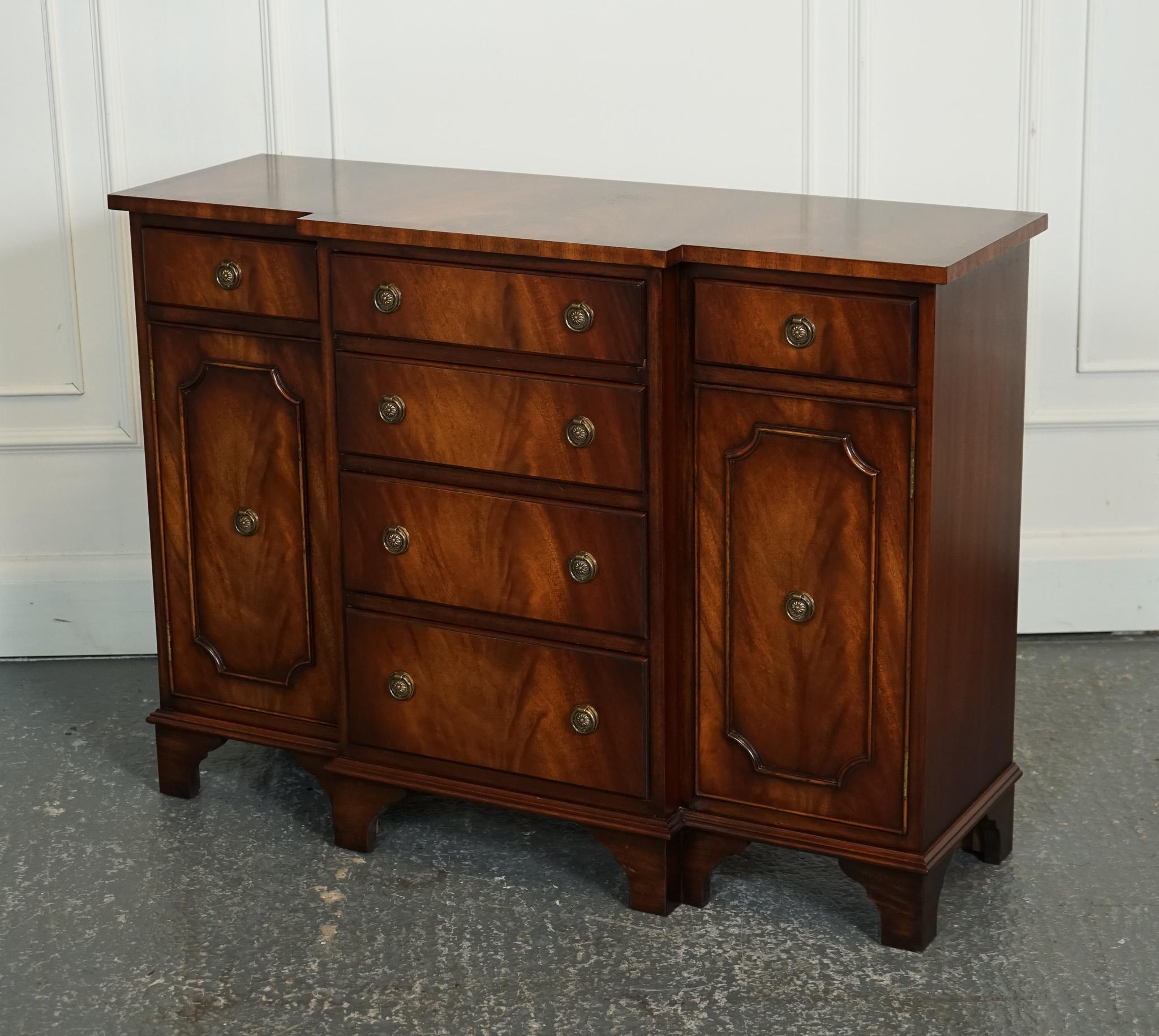 
We are delighted to offer for sale this Lovely Bevan Funnell Georgian Style Flamed Hardwood Sideboard.

The Lovely Bevan Funnel Georgian style flamed hardwood buffet sideboard is a stunning piece of furniture. It features a beautiful flamed