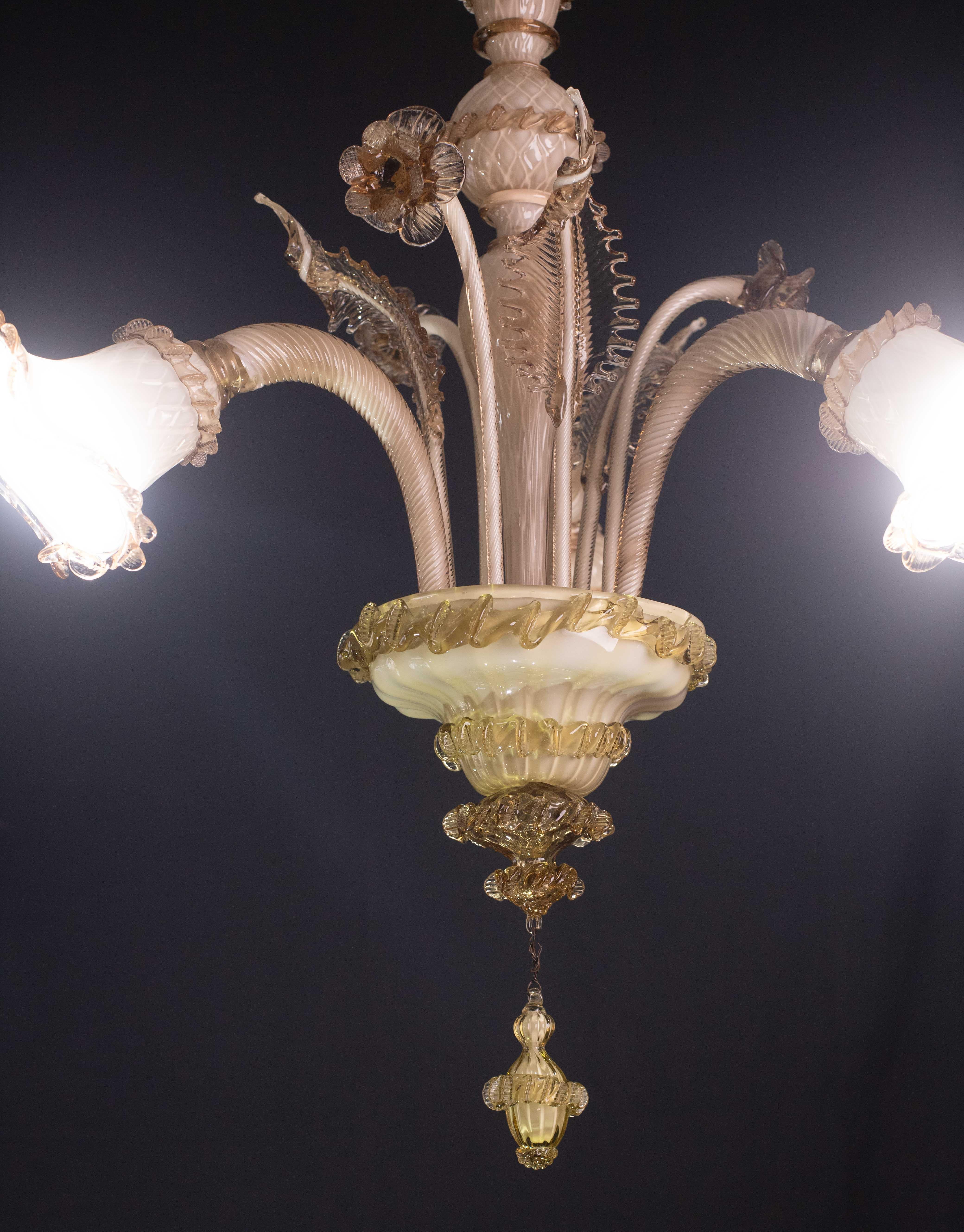 Milieu du XXe siècle Magnifique lustre vénitien bicolore, verre de Murano, années 1950 en vente
