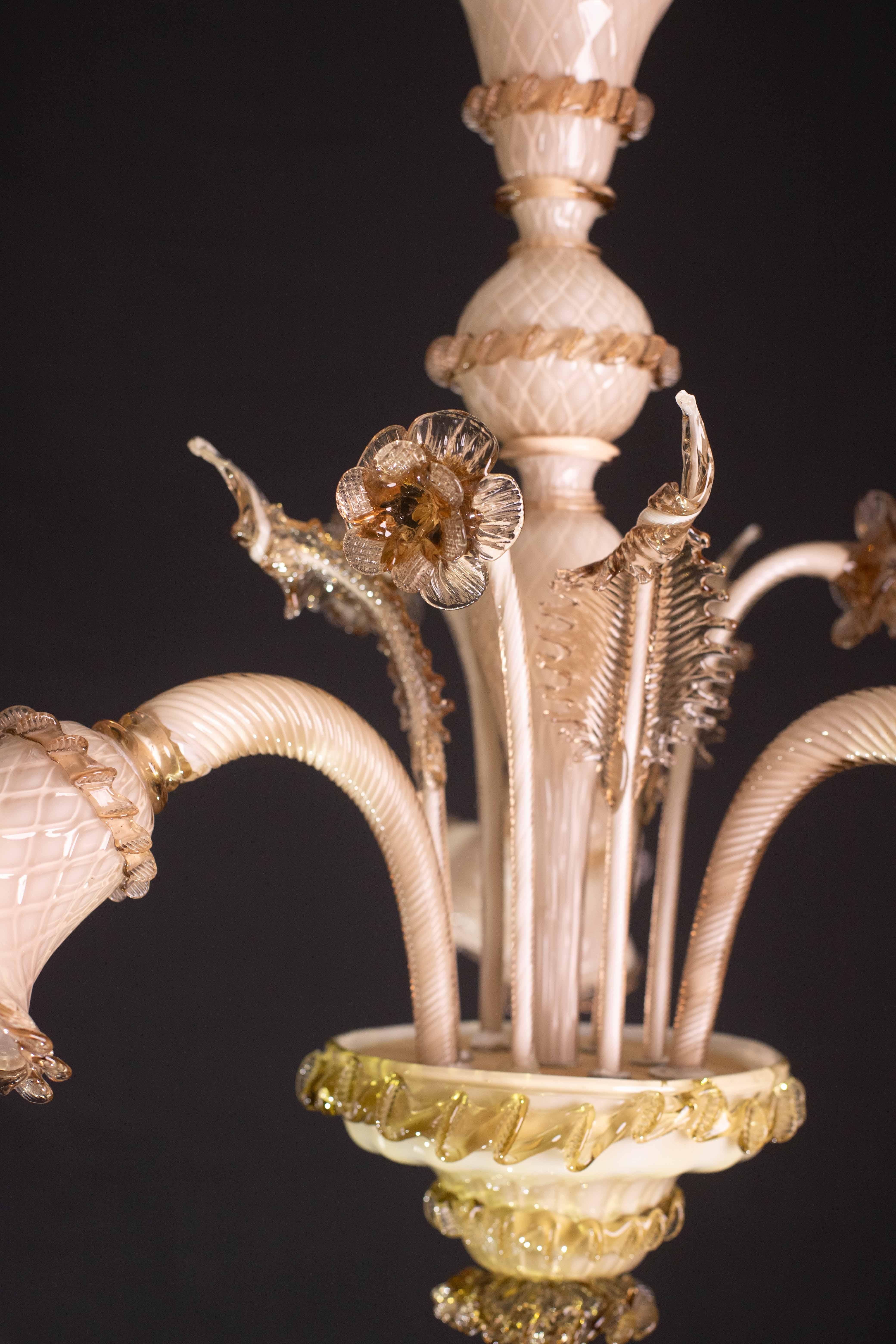 Magnifique lustre vénitien bicolore, verre de Murano, années 1950 en vente 3