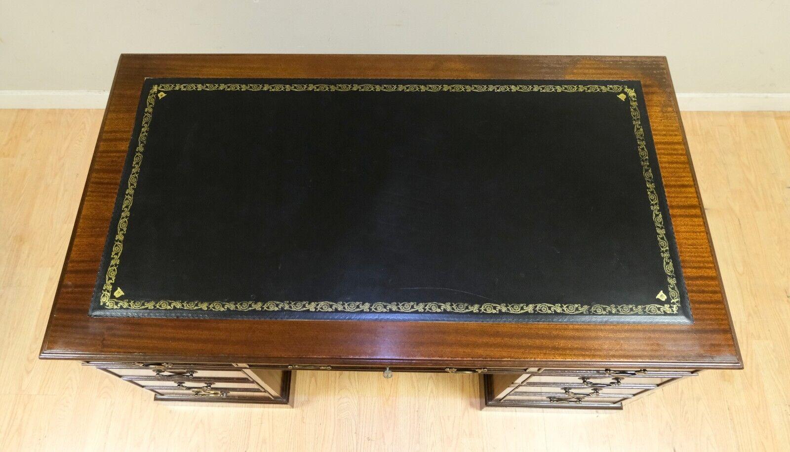 precioso escritorio de pedestal con superficie de cuero negro y ocho cajones sobre base plana Hecho a mano