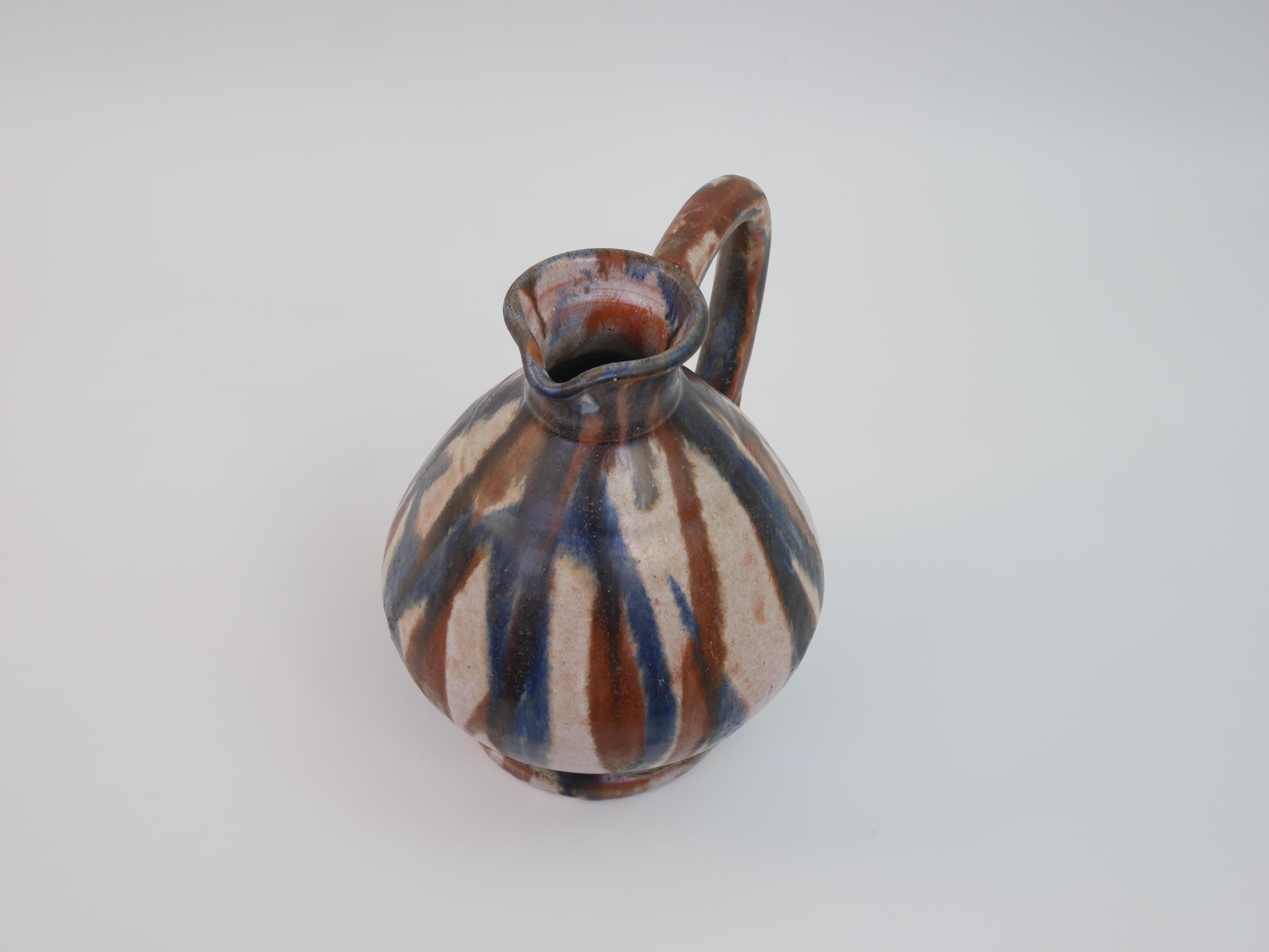 Metà XX secolo Bella brocca in ceramica blu e marrone in vendita