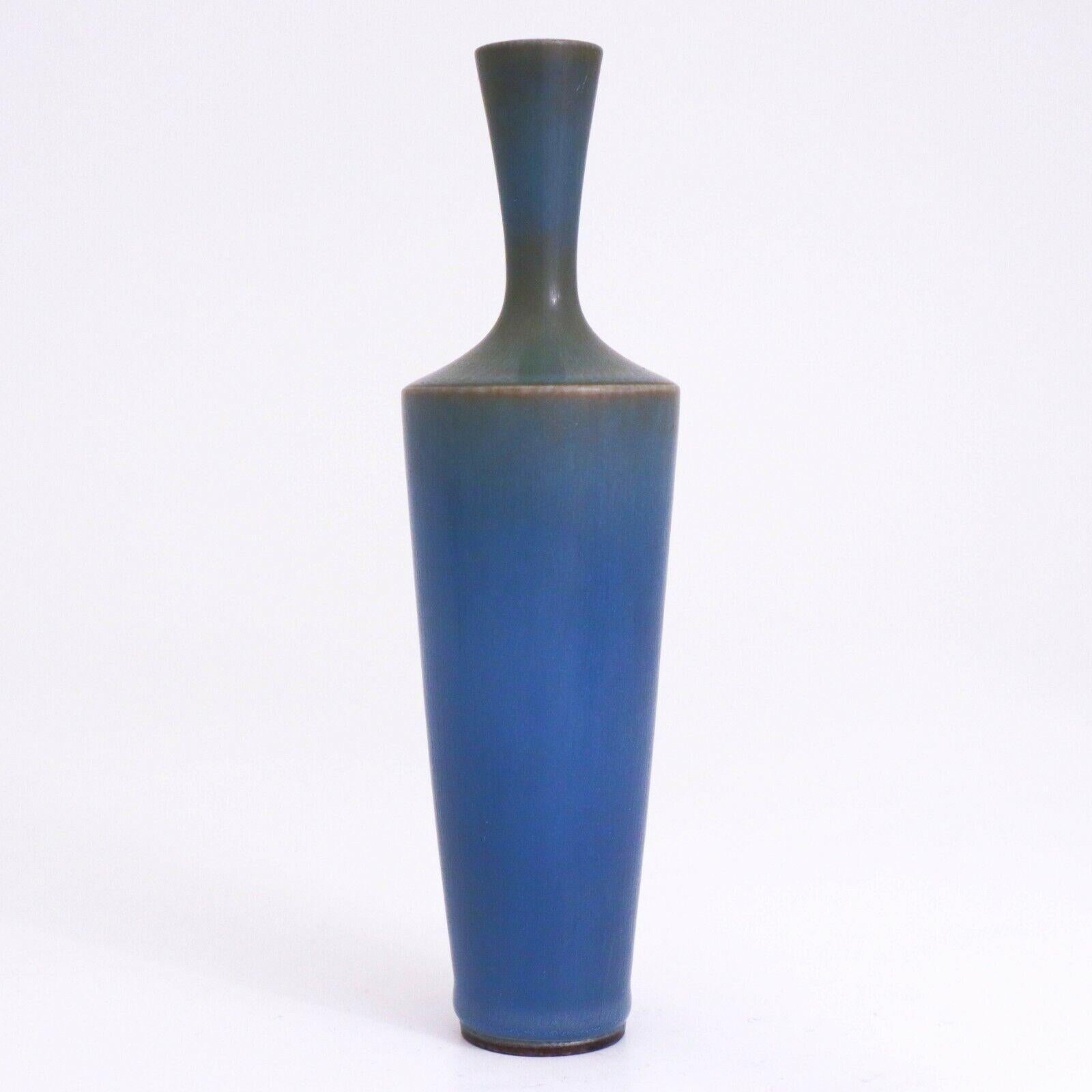 Scandinave moderne Ravissant vase en céramique bleue, Berndt Friberg, Gustavsberg 1958 en vente