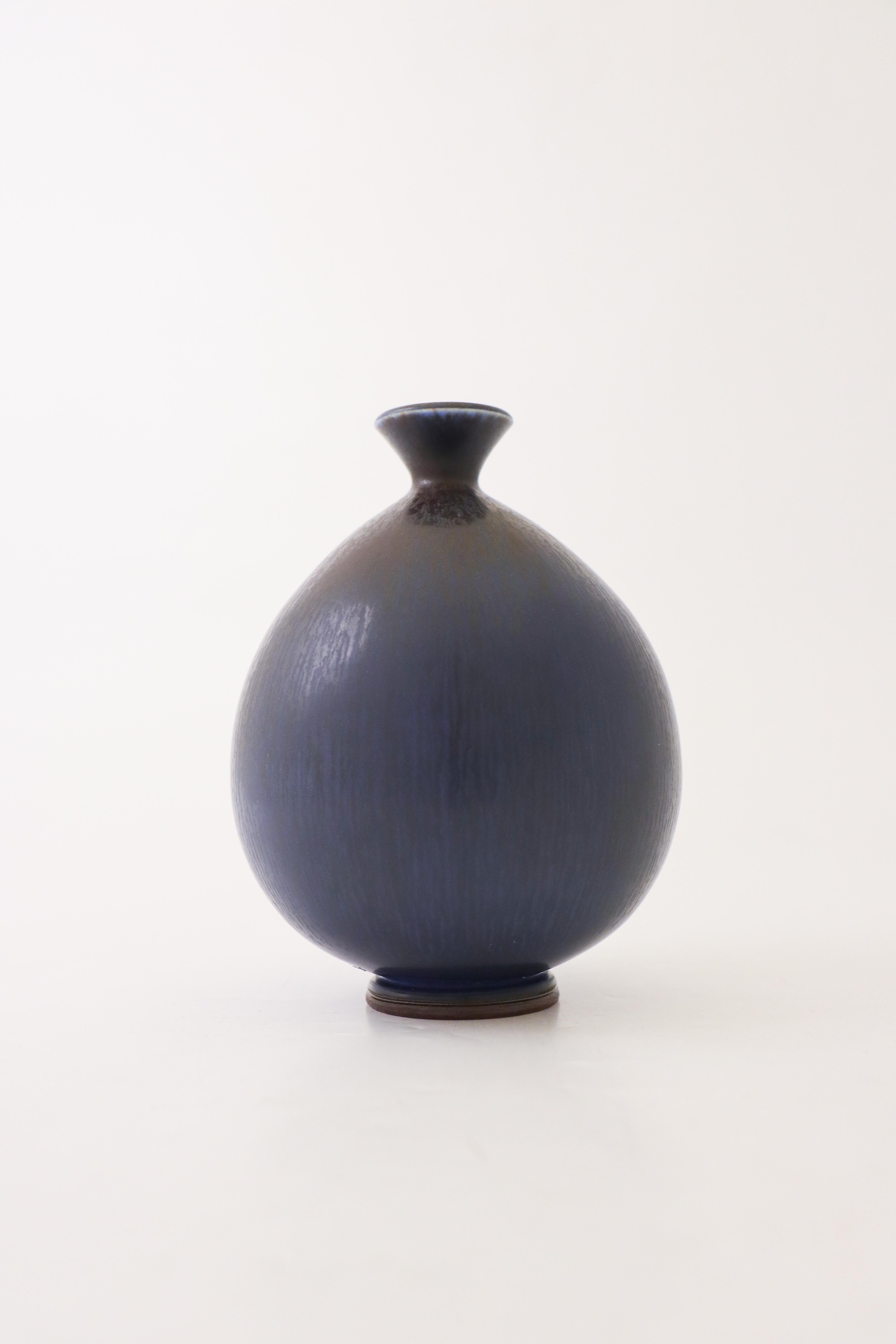 Scandinave moderne Ravissant vase en céramique bleue, Berndt Friberg, Gustavsberg 1972