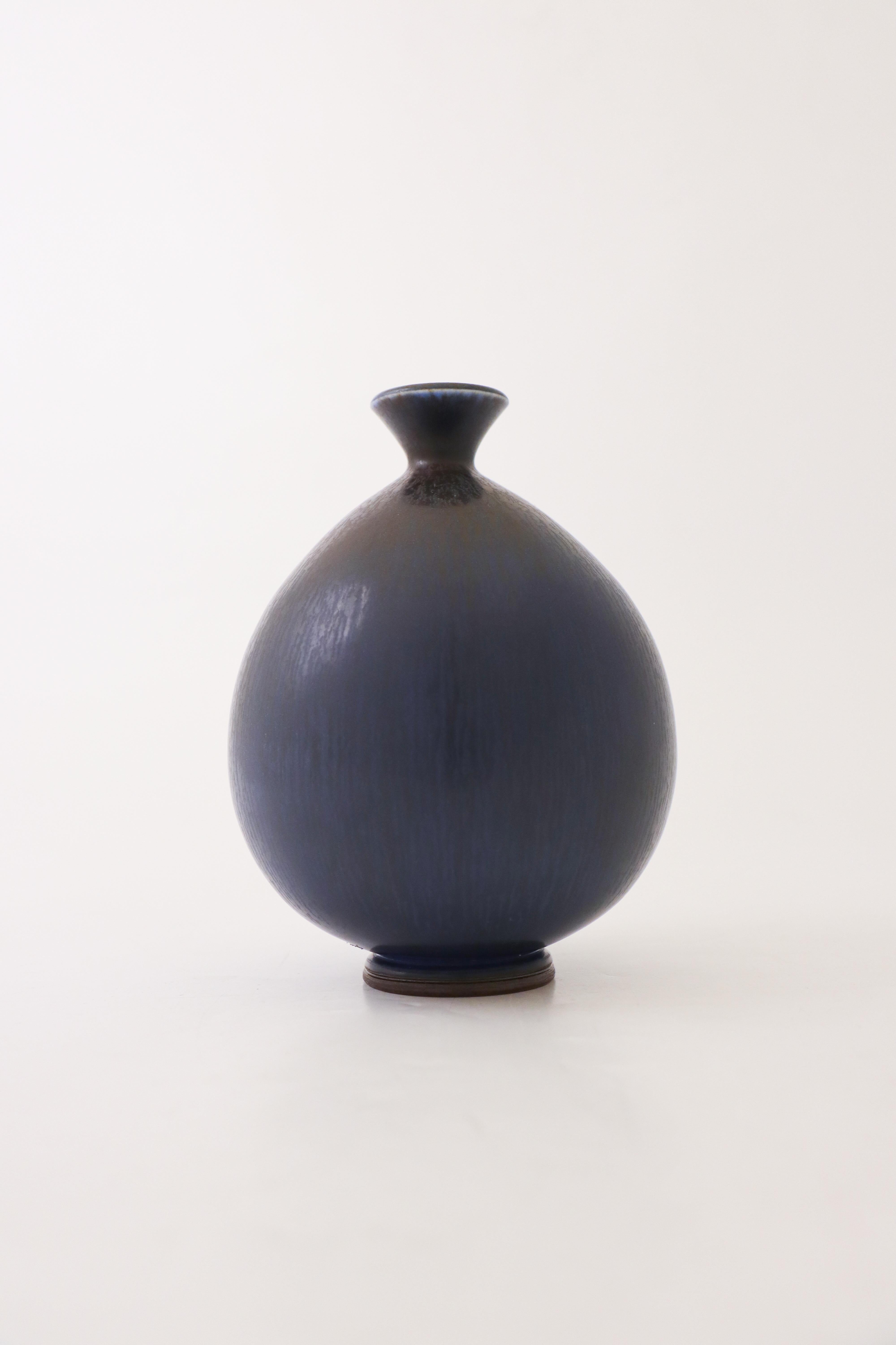 Suédois Ravissant vase en céramique bleue, Berndt Friberg, Gustavsberg 1972