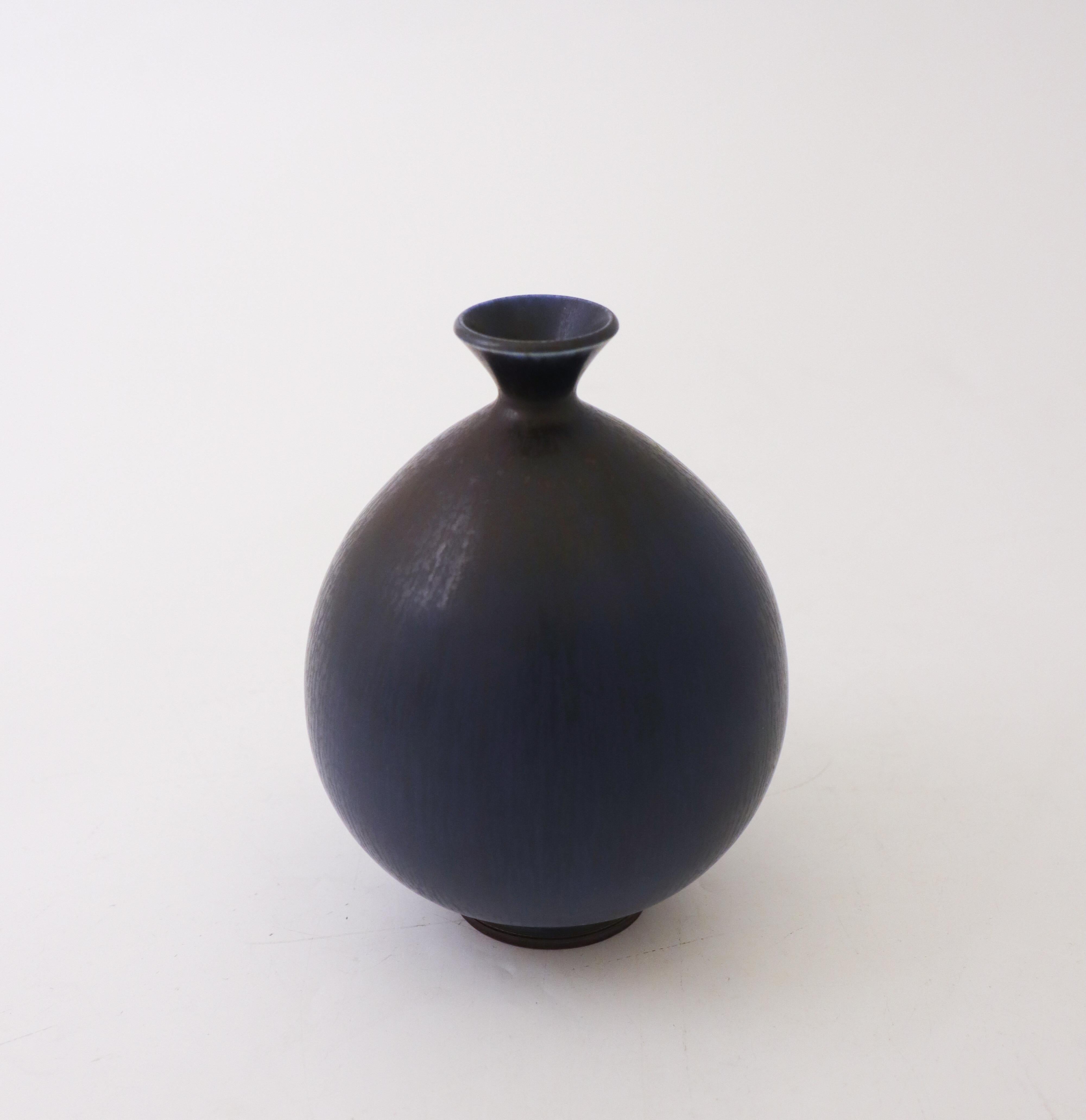 20ième siècle Ravissant vase en céramique bleue, Berndt Friberg, Gustavsberg 1972