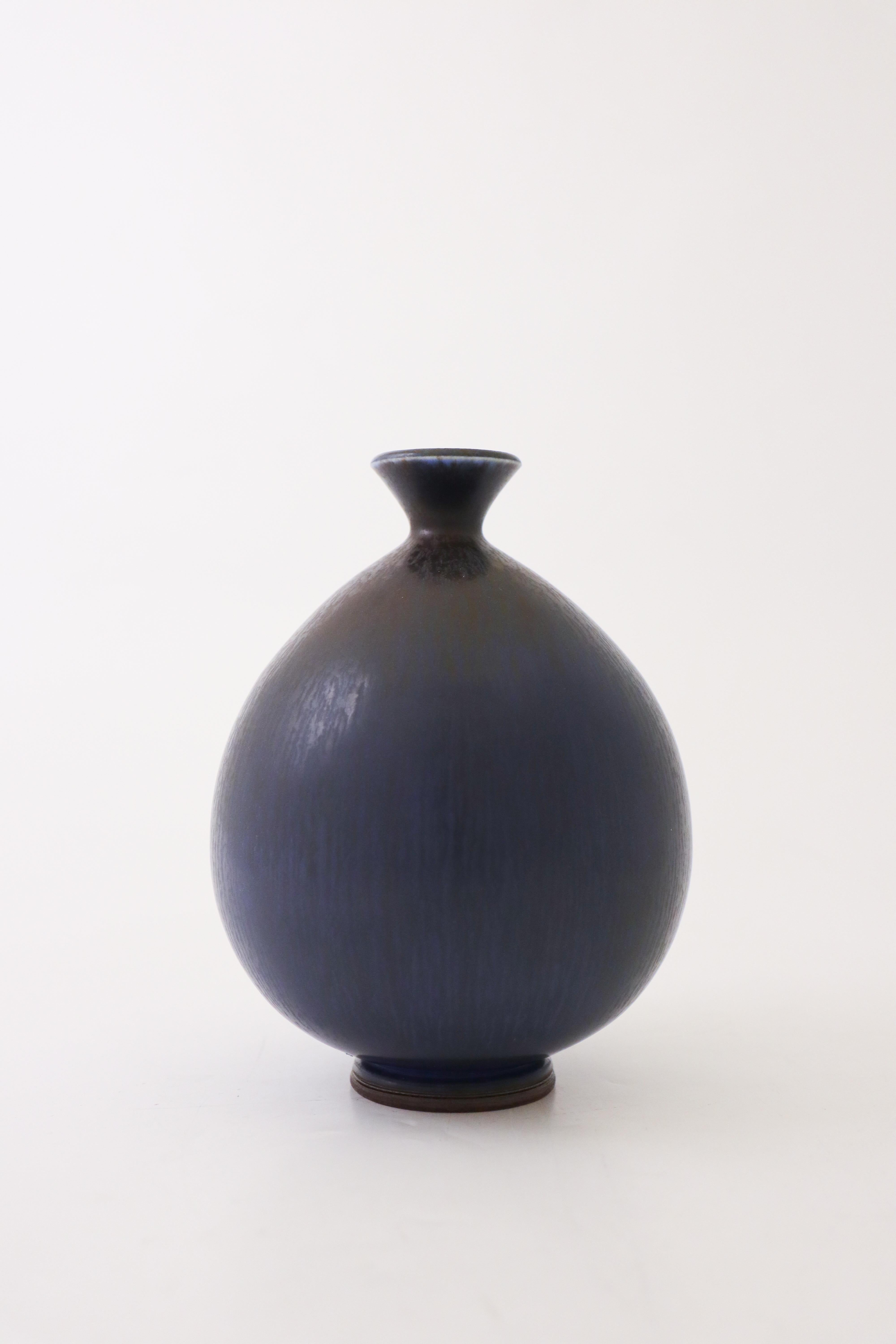 Céramique Ravissant vase en céramique bleue, Berndt Friberg, Gustavsberg 1972