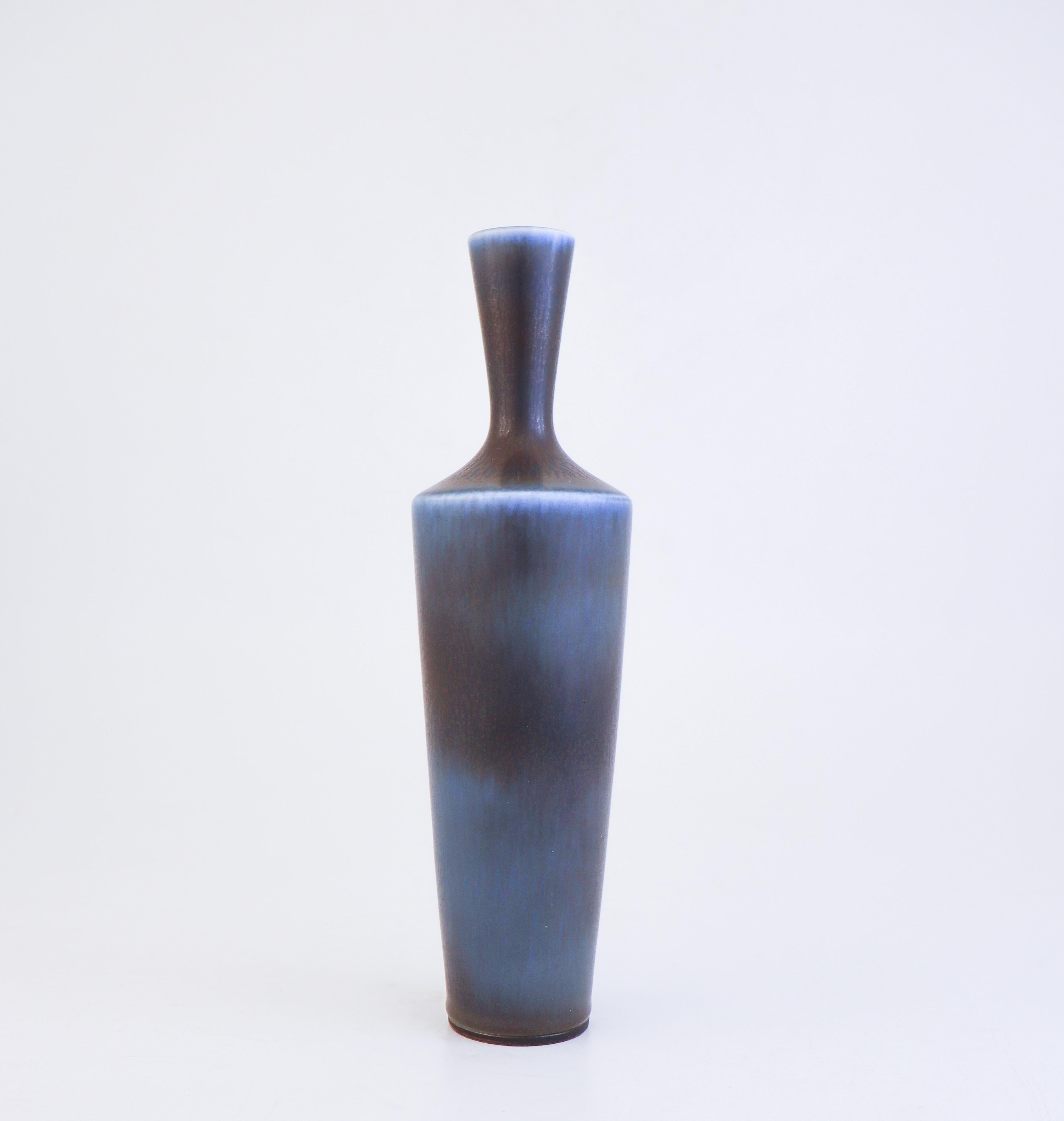 Il vaso blu, disegnato da Berndt Friberg presso lo studio Gustavsberg di Stoccolma, è alto 27 cm e ha un diametro di circa 7 cm. Ha un bellissimo smalto blu, a parte un piccolo segno nello smalto, è contrassegnato come nella foto ed è stato prodotto