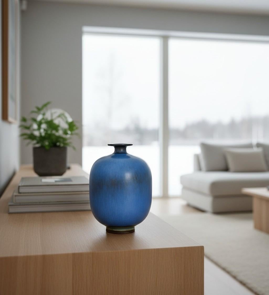 Scandinavo moderno Grazioso vaso di ceramica blu, Berndt Friberg, Gustavsberg - metà del XX secolo in vendita