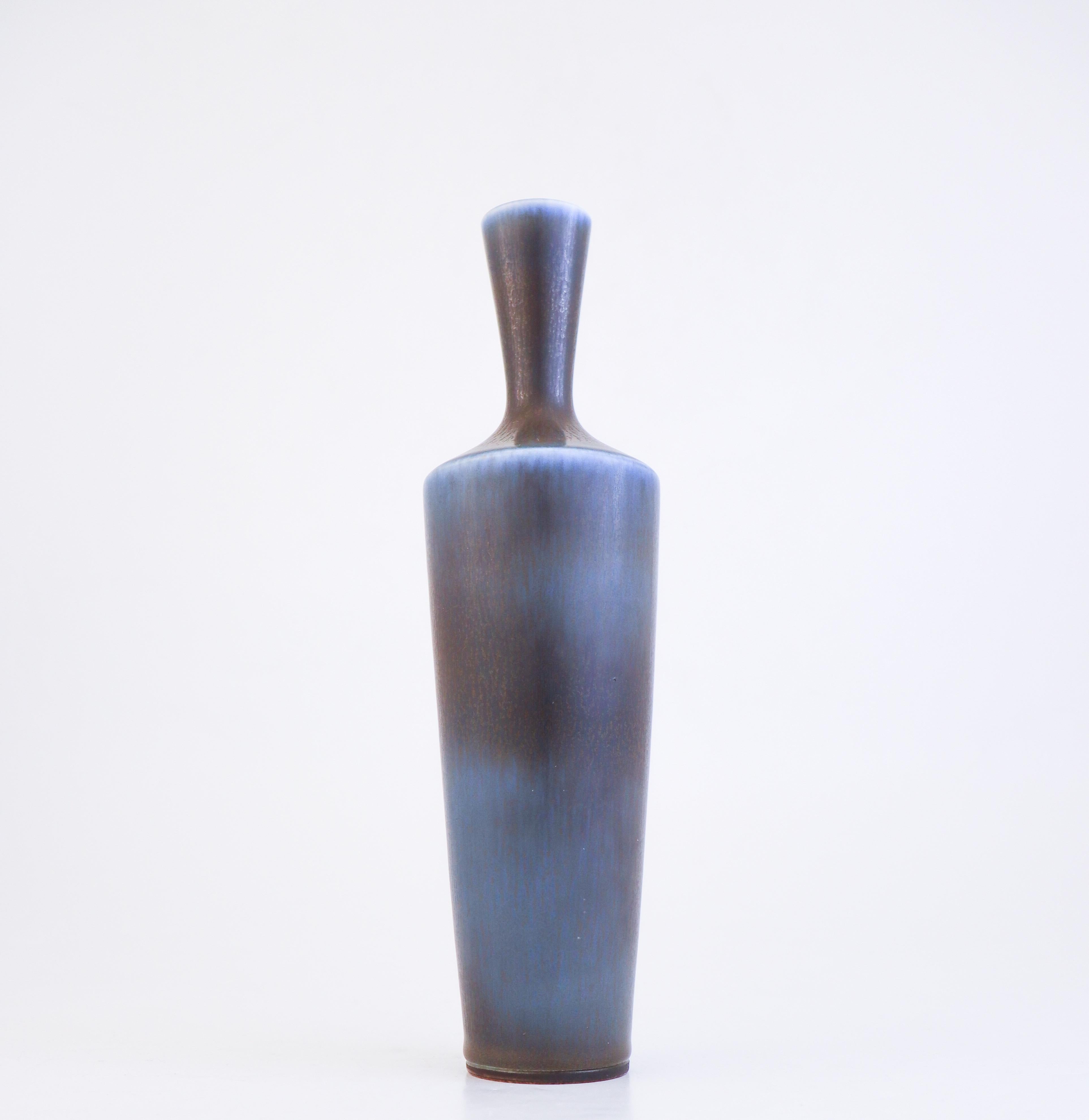 Scandinavo moderno Grazioso vaso di ceramica blu, Berndt Friberg, Gustavsberg - metà del XX secolo in vendita