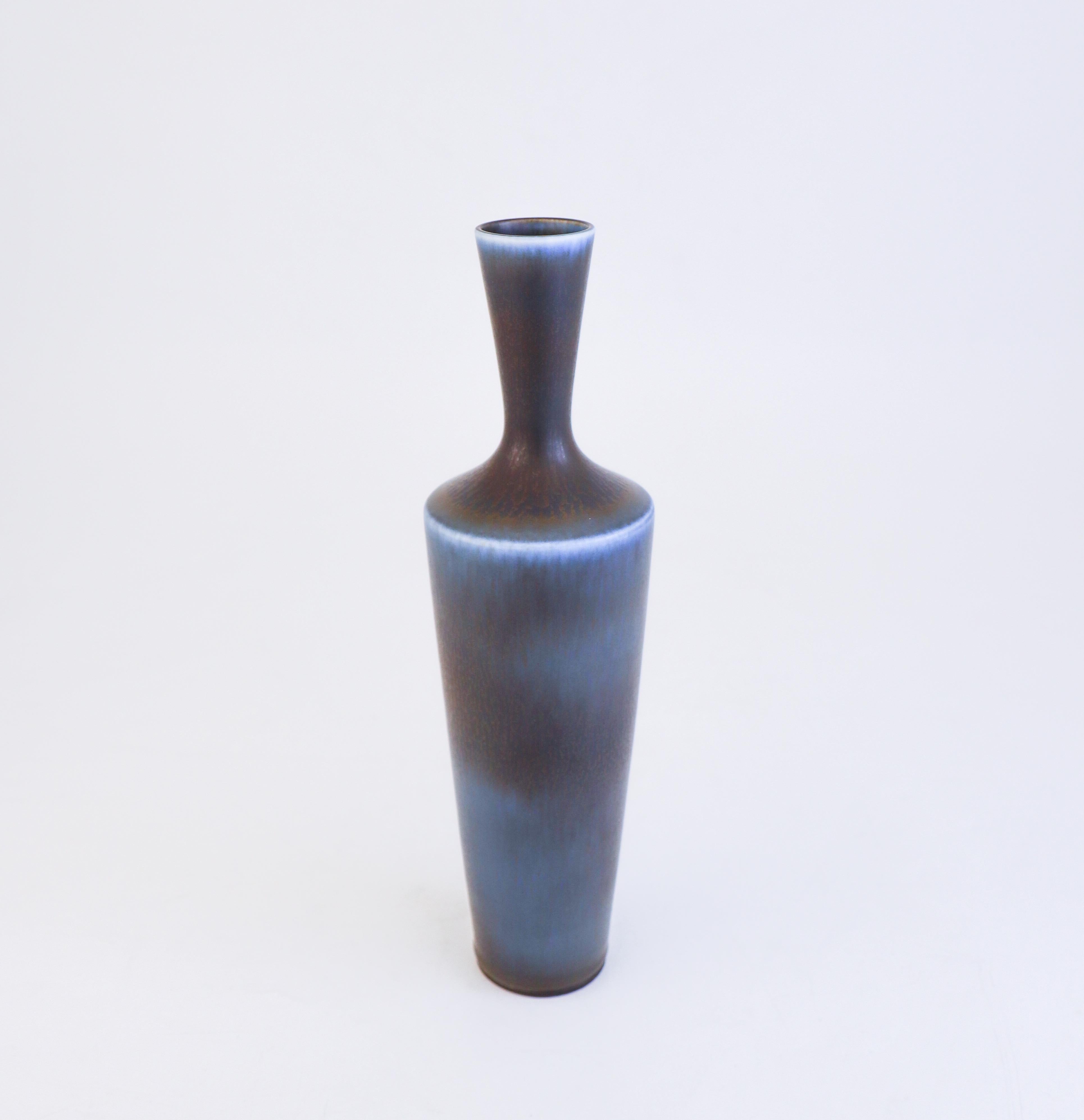 Svedese Grazioso vaso di ceramica blu, Berndt Friberg, Gustavsberg - metà del XX secolo in vendita