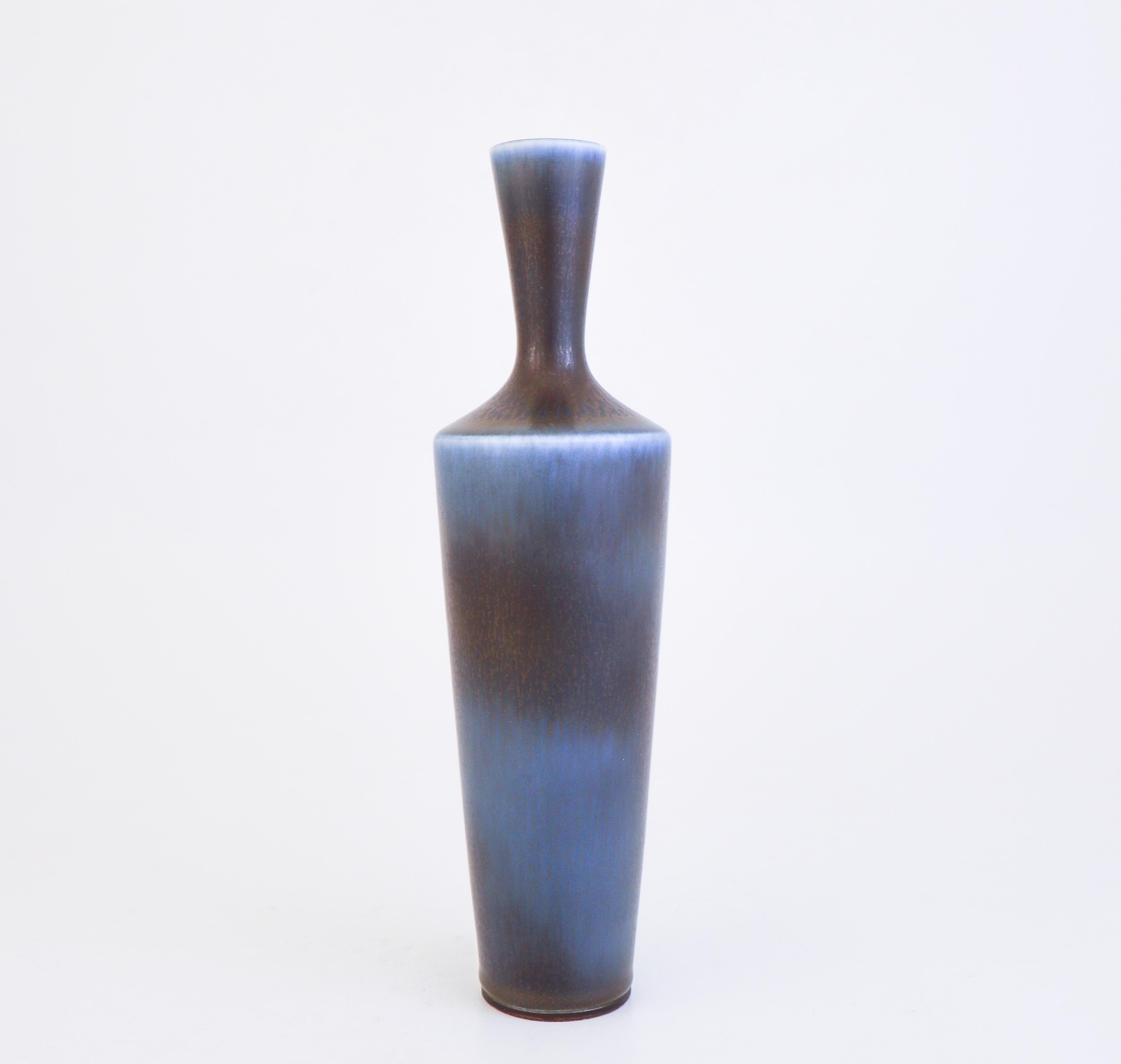 Grazioso vaso di ceramica blu, Berndt Friberg, Gustavsberg - metà del XX secolo In condizioni ottime in vendita a Stockholm, SE