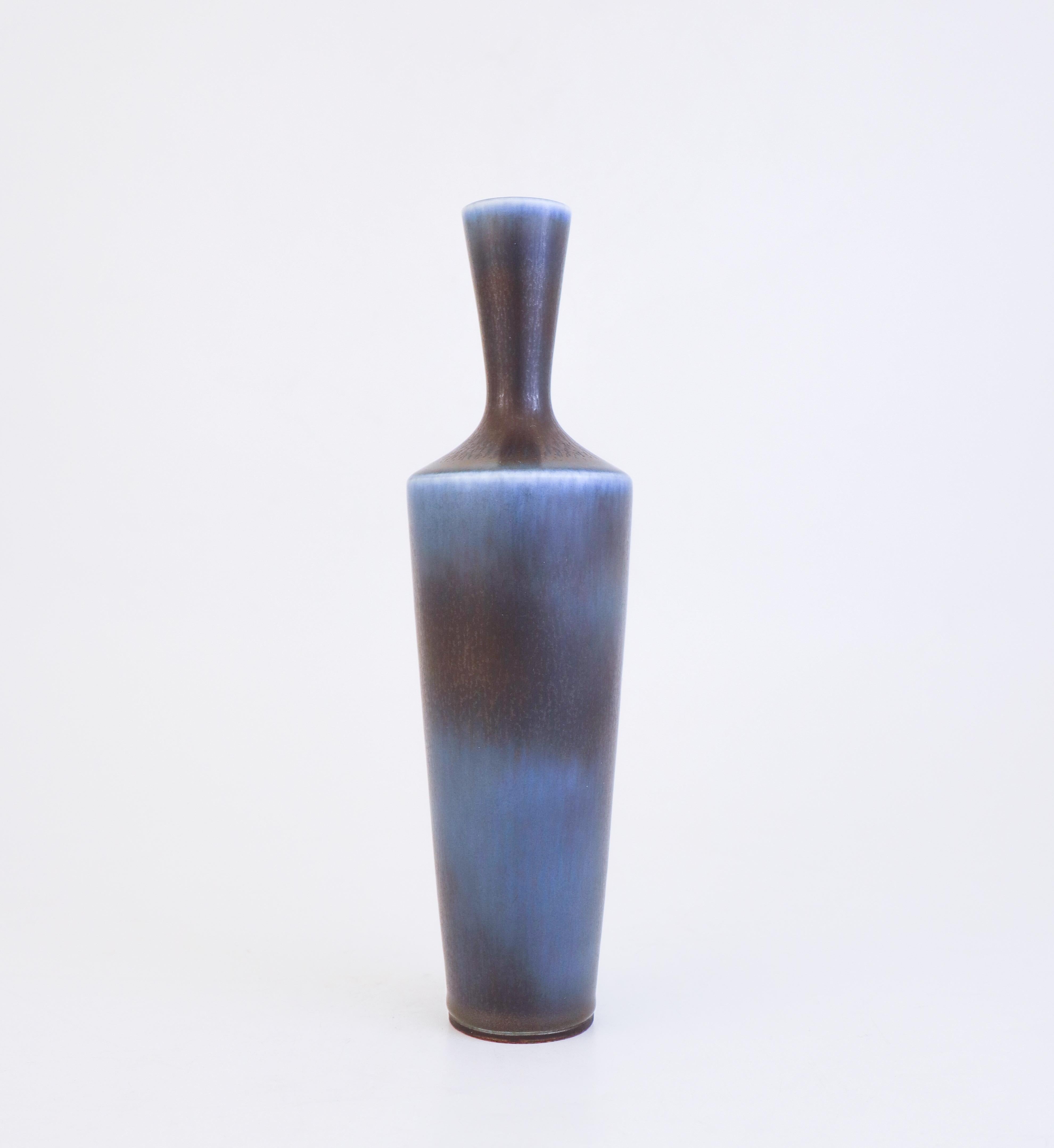 Ceramica Grazioso vaso di ceramica blu, Berndt Friberg, Gustavsberg - metà del XX secolo in vendita