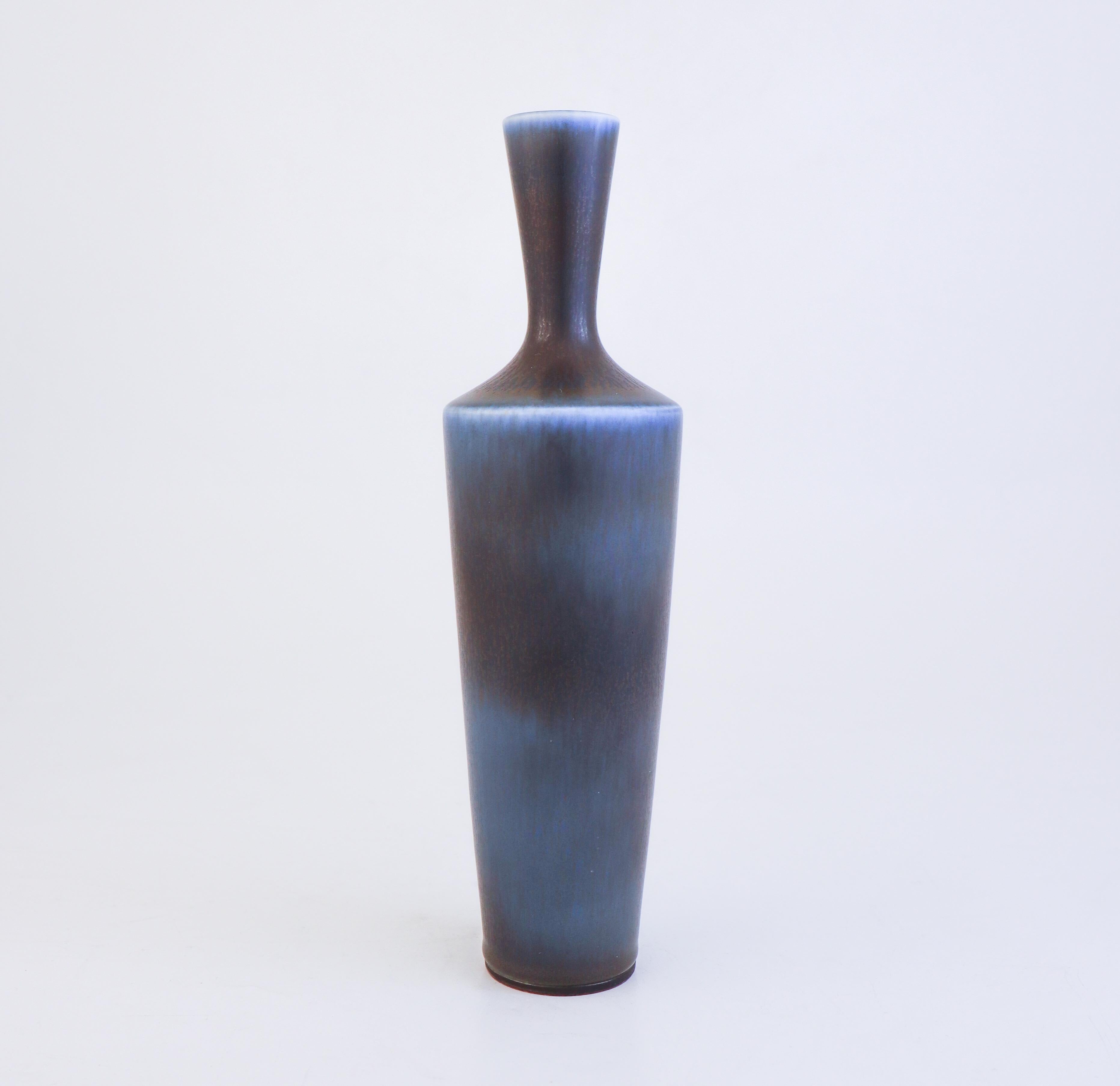 Grazioso vaso di ceramica blu, Berndt Friberg, Gustavsberg - metà del XX secolo in vendita 2