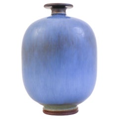 Precioso jarrón de cerámica azul, Berndt Friberg, Gustavsberg - Mediados del siglo XX