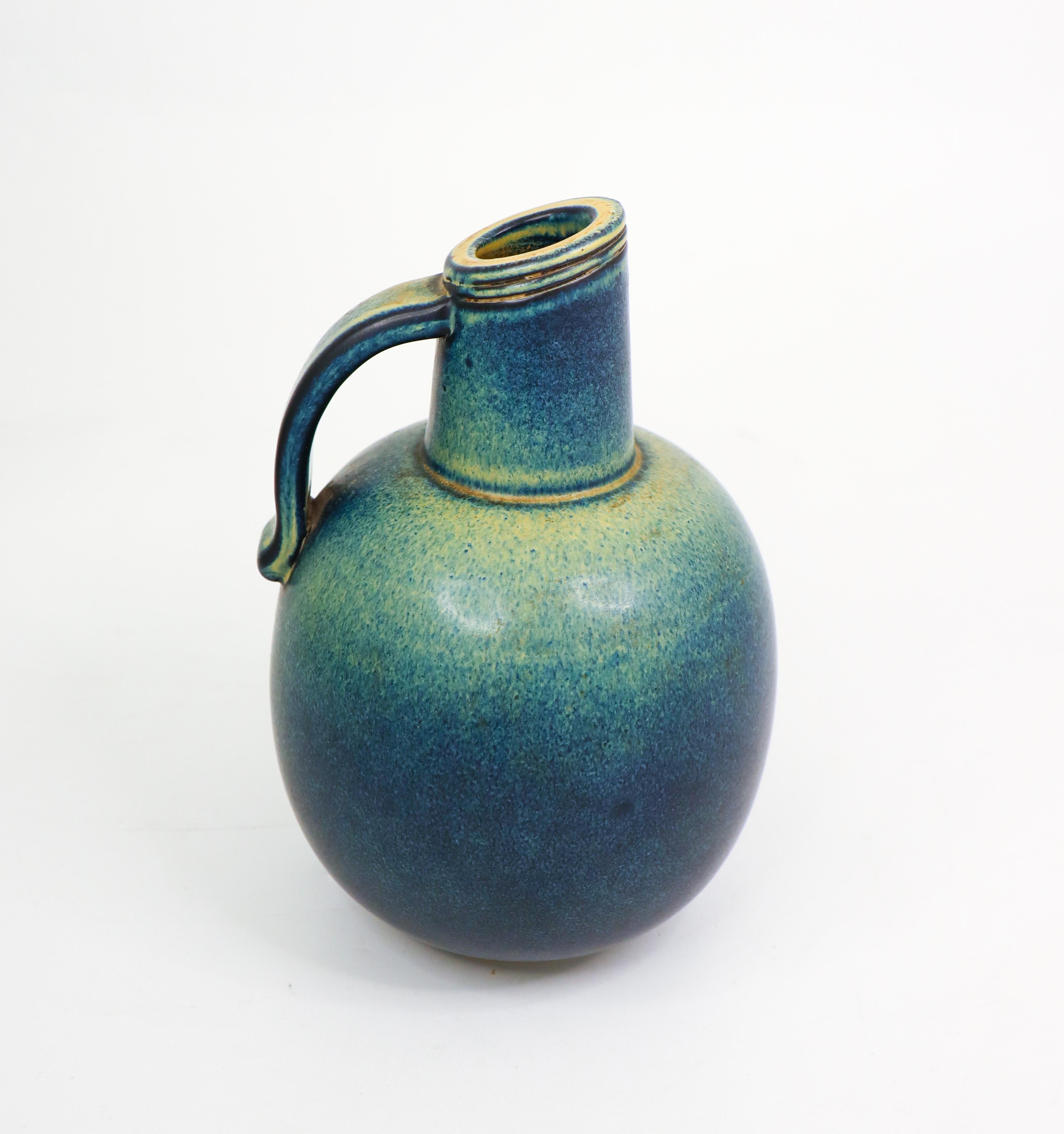 Vernissé Joli vase en céramique bleue Gunnar Nylund Rörstrand - Mid century Vintage en vente