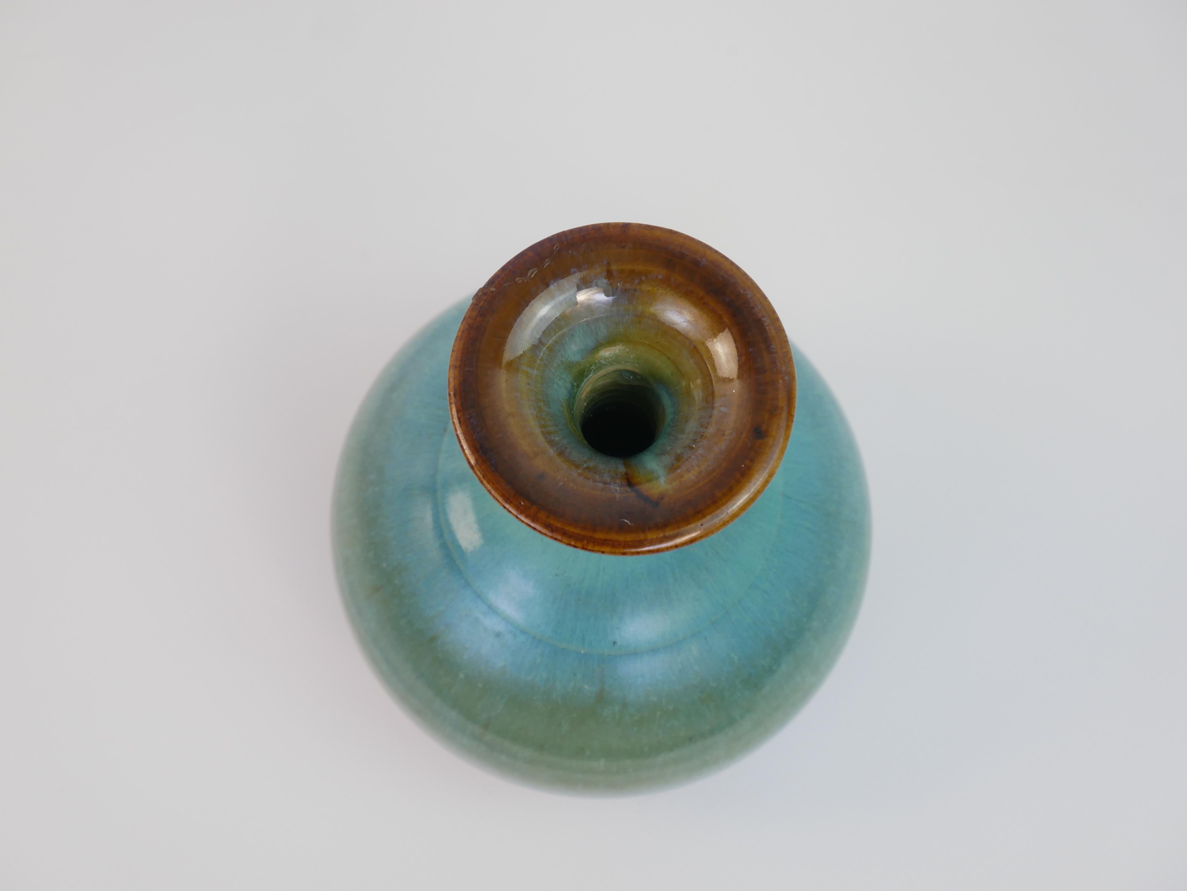 Ravissant vase en céramique émaillée bleue attribué à Guy-Roland Marcy en vente 3