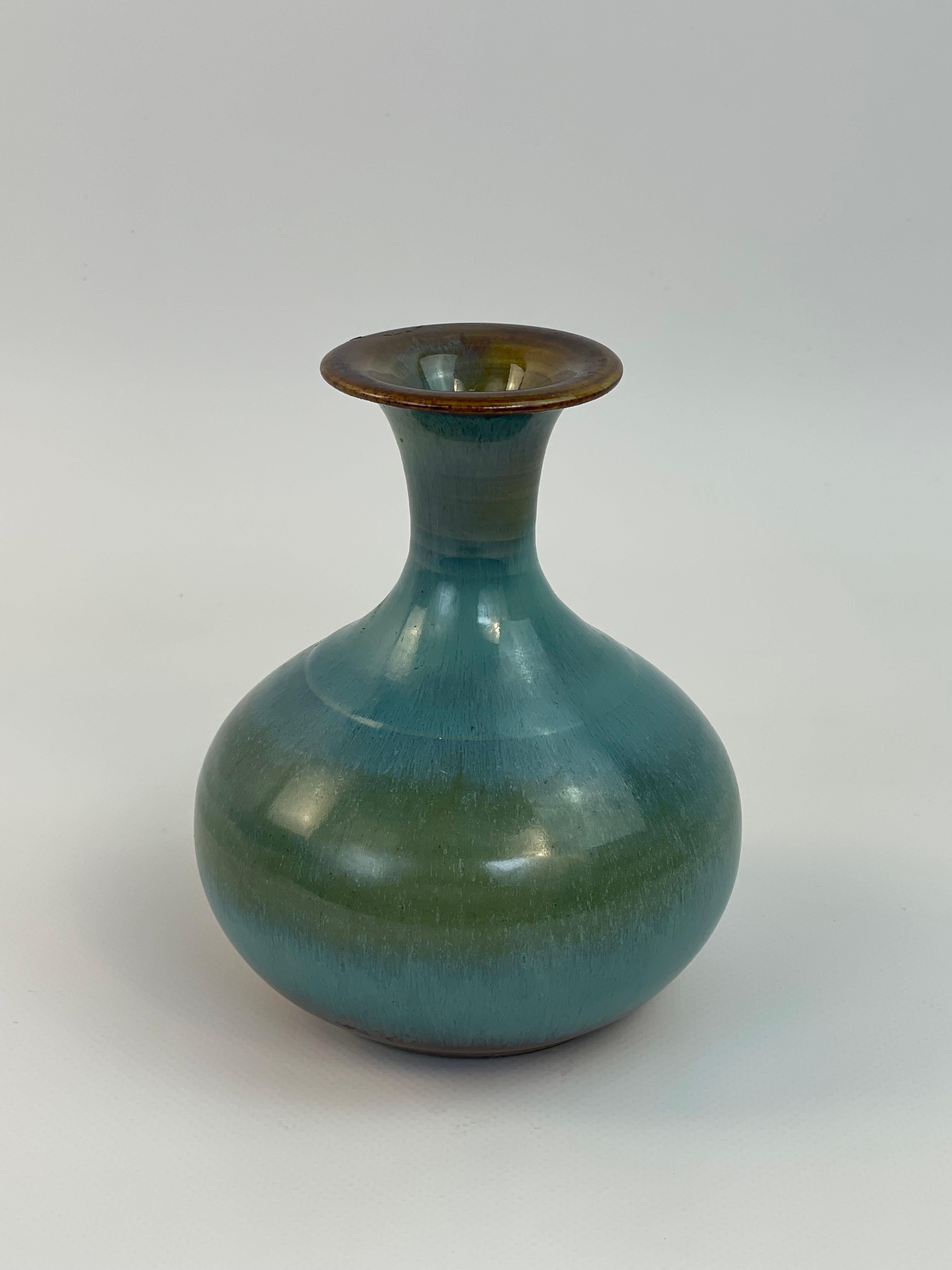 Ravissant vase en céramique émaillée bleue attribué à Guy-Roland Marcy en vente 6
