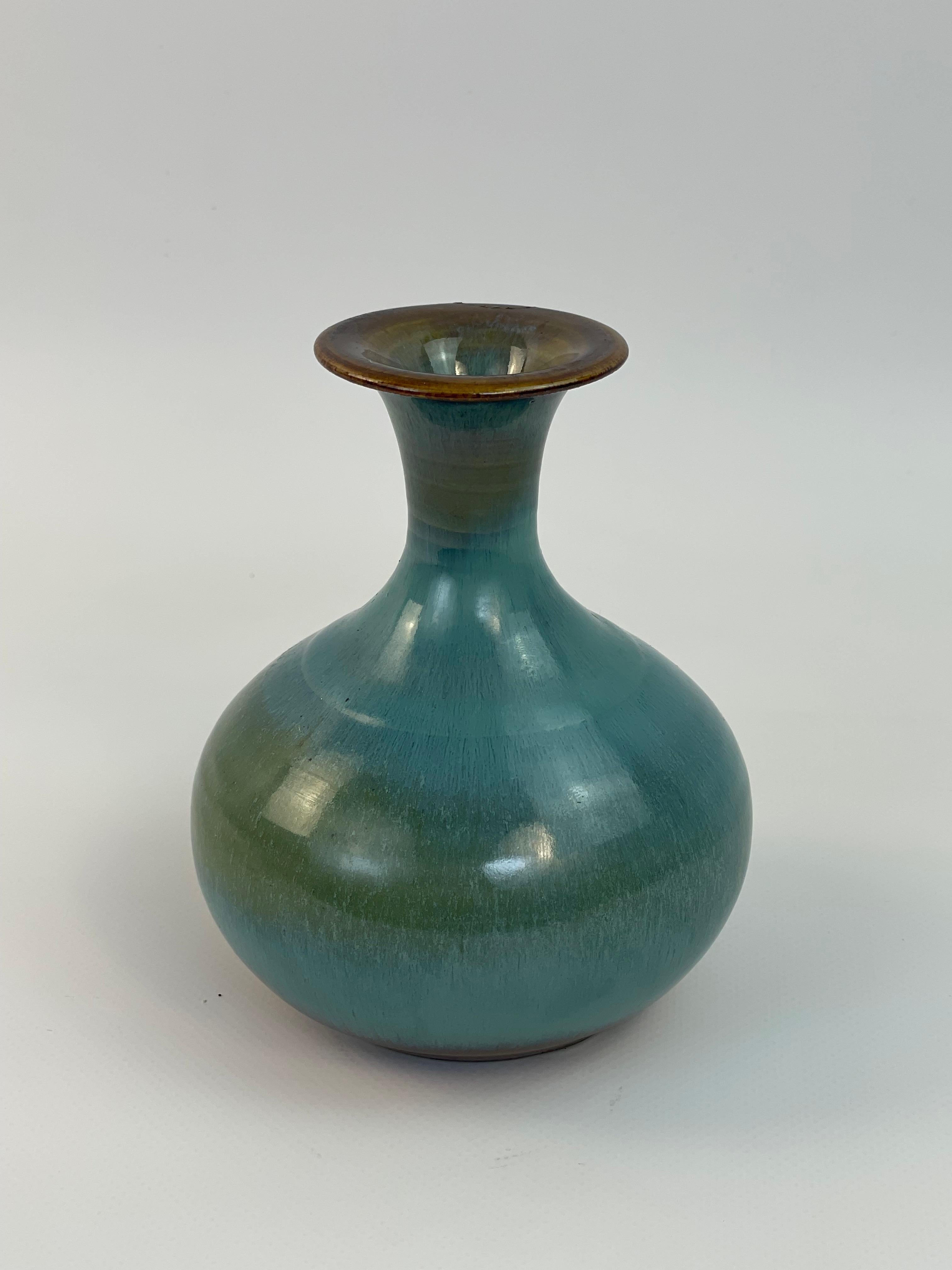 Ravissant vase en céramique émaillée bleue attribué à Guy-Roland Marcy en vente 9