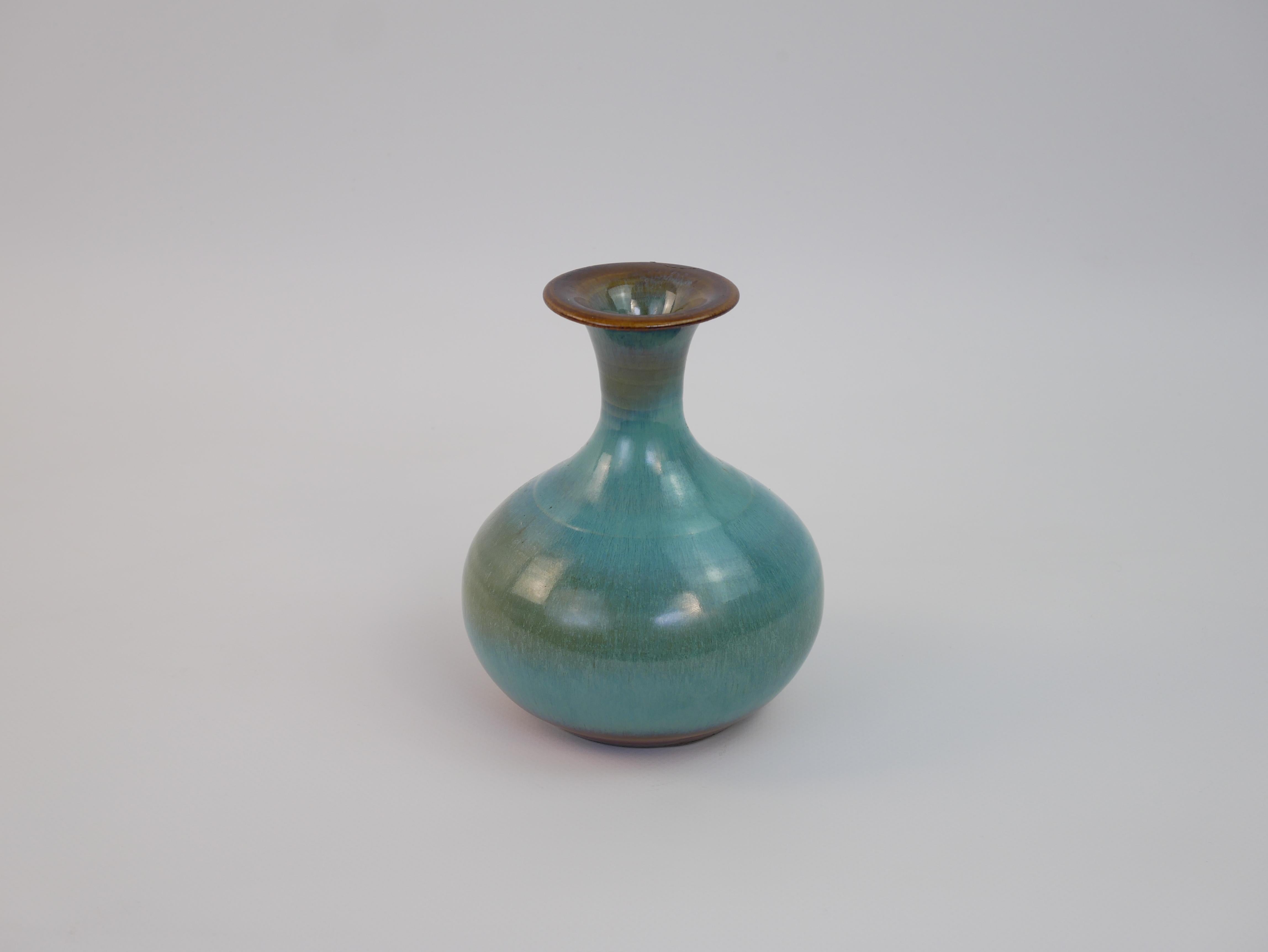 Mid-Century Modern Ravissant vase en céramique émaillée bleue attribué à Guy-Roland Marcy en vente