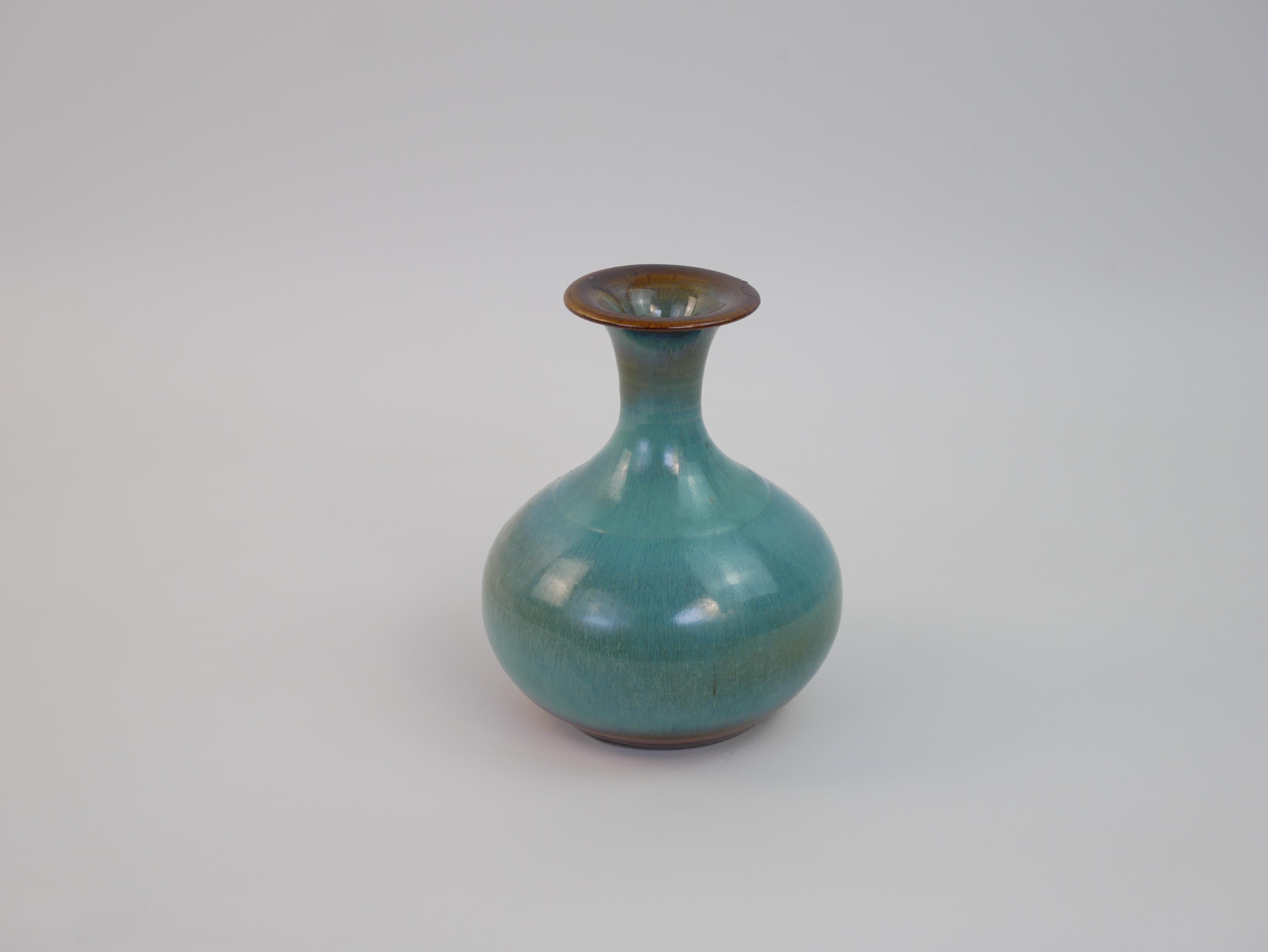 Français Ravissant vase en céramique émaillée bleue attribué à Guy-Roland Marcy en vente