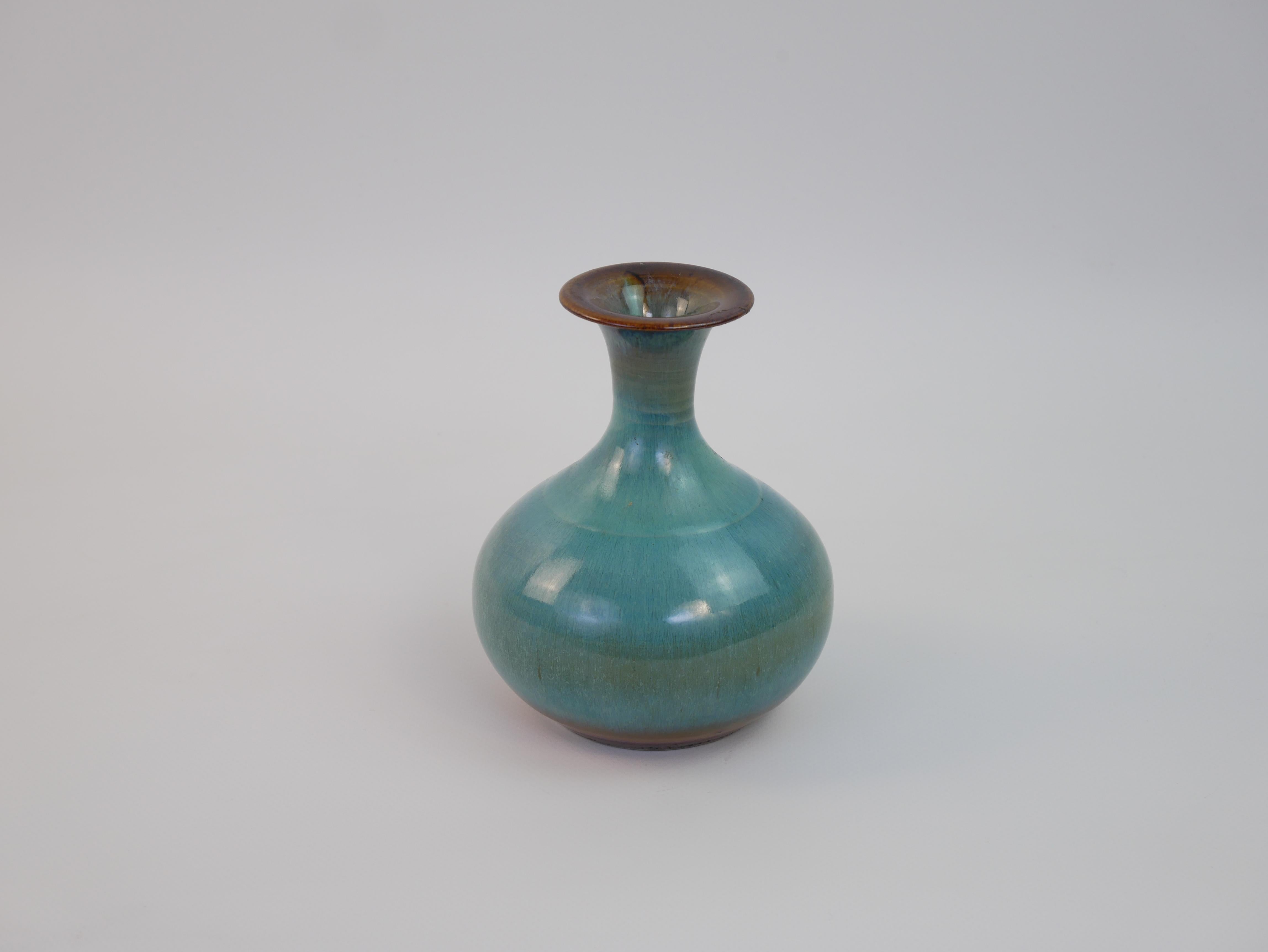 Ravissant vase en céramique émaillée bleue attribué à Guy-Roland Marcy Bon état - En vente à NICE, FR