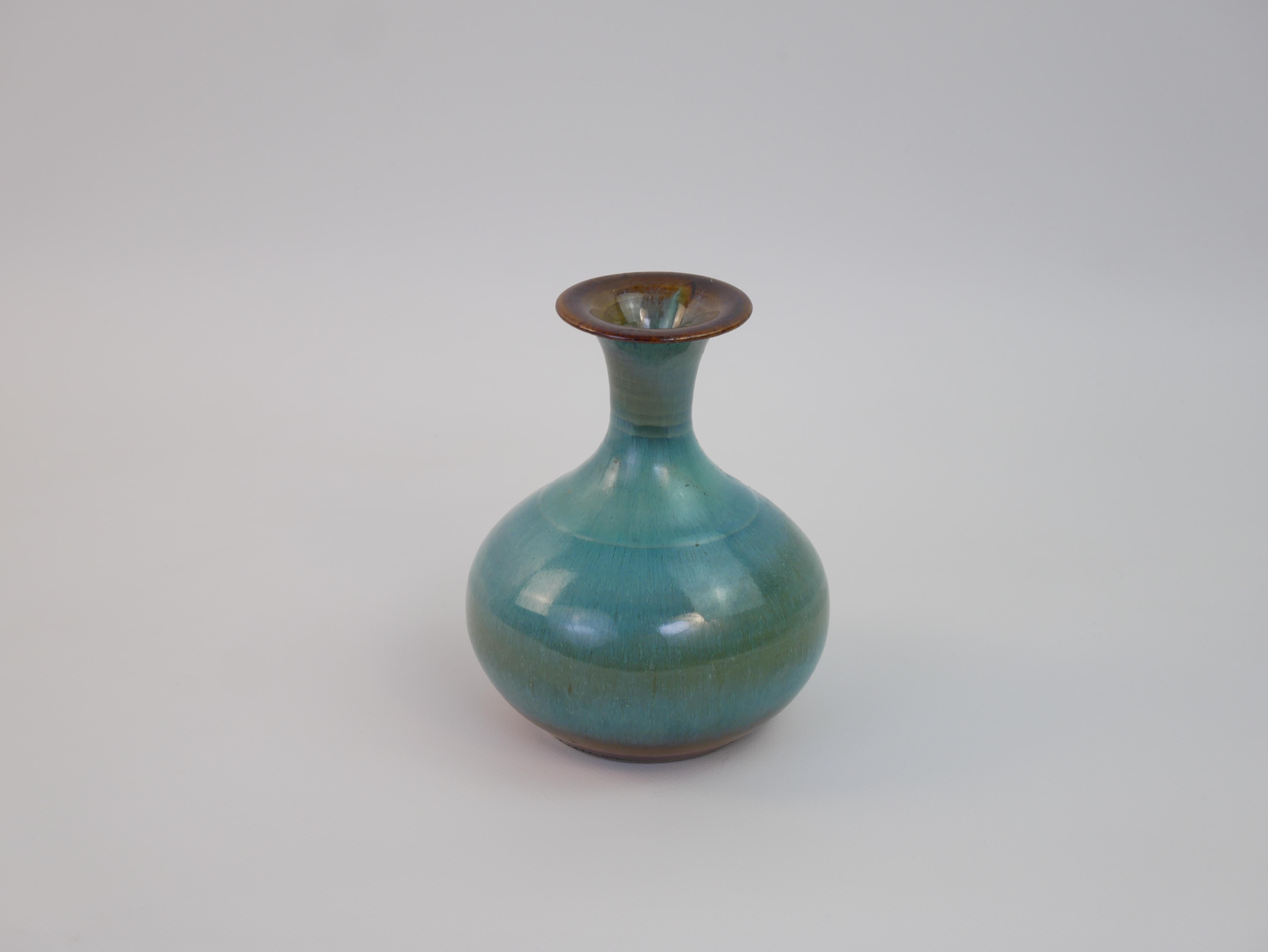 Milieu du XXe siècle Ravissant vase en céramique émaillée bleue attribué à Guy-Roland Marcy en vente