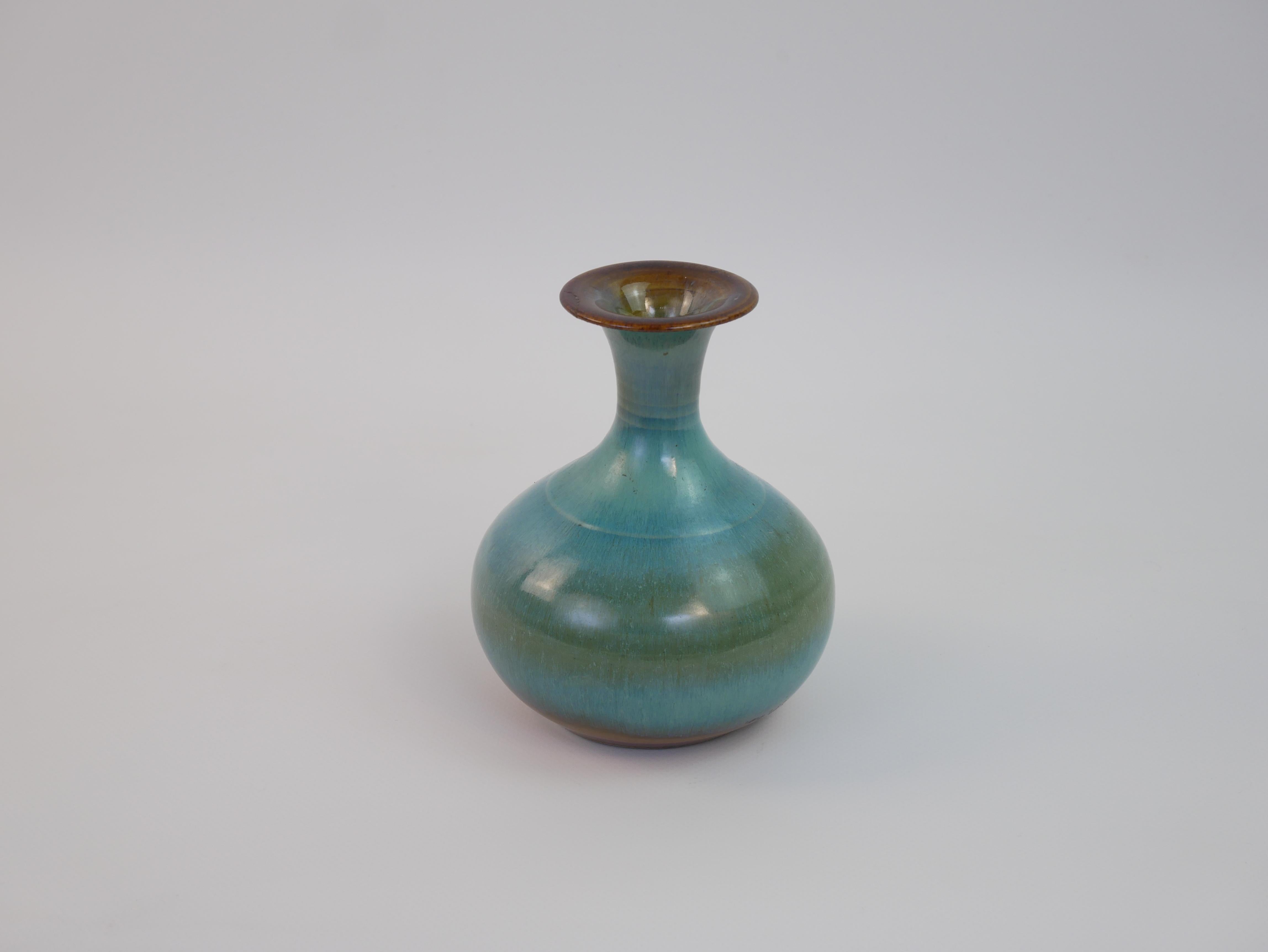 Céramique Ravissant vase en céramique émaillée bleue attribué à Guy-Roland Marcy en vente