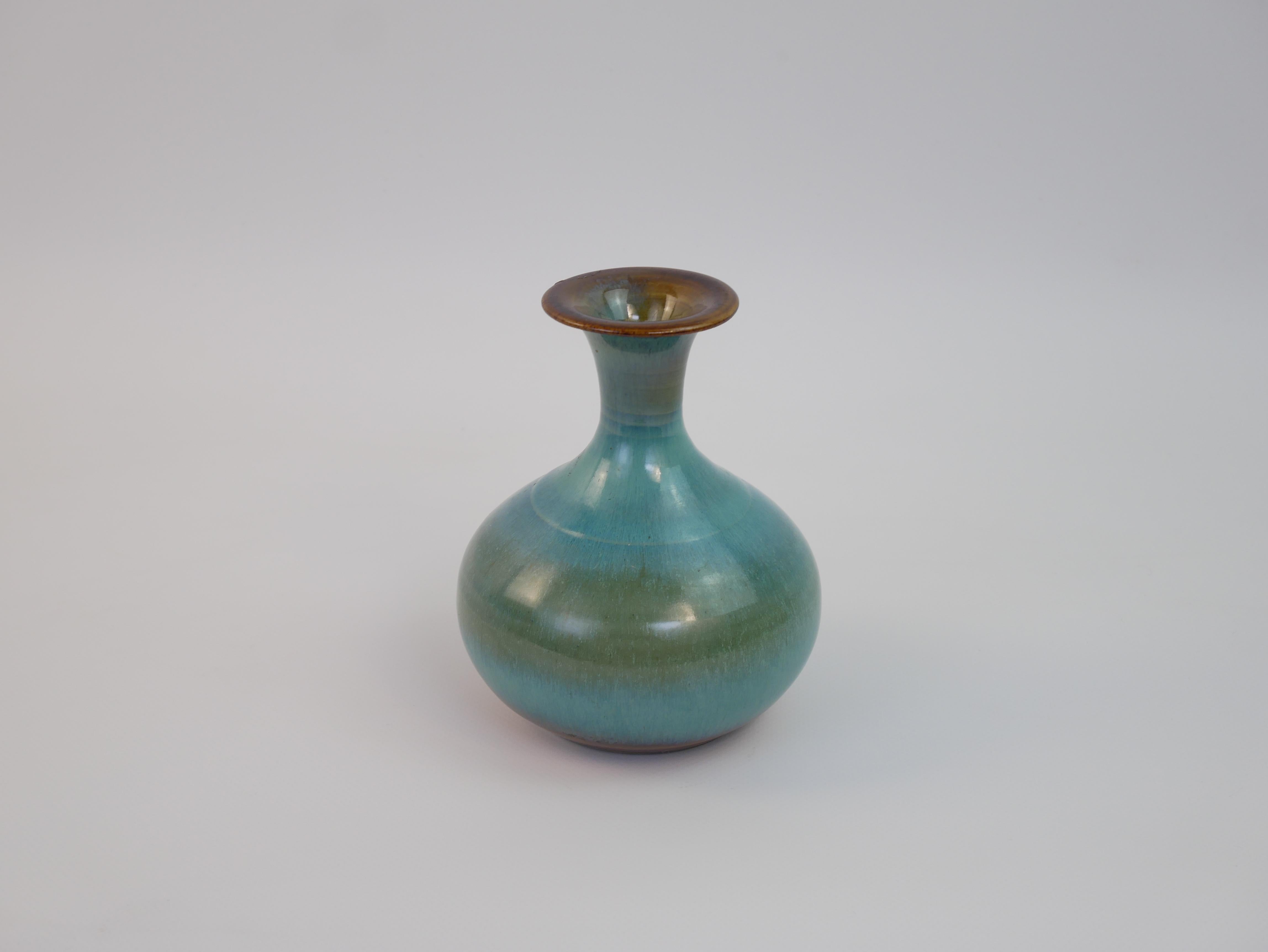 Ravissant vase en céramique émaillée bleue attribué à Guy-Roland Marcy en vente 1